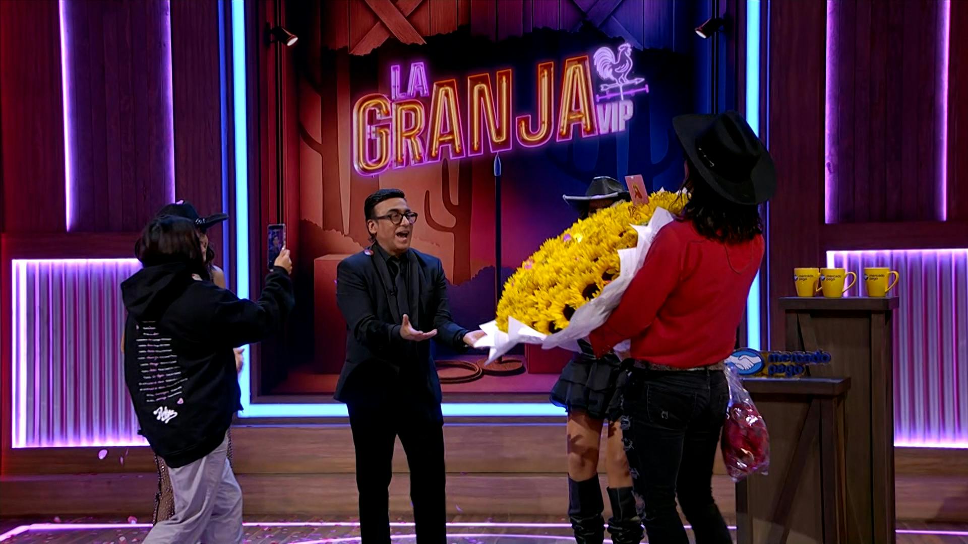 La Granja VIP | Adal Ramones celebra con sorpresa en el Preshow