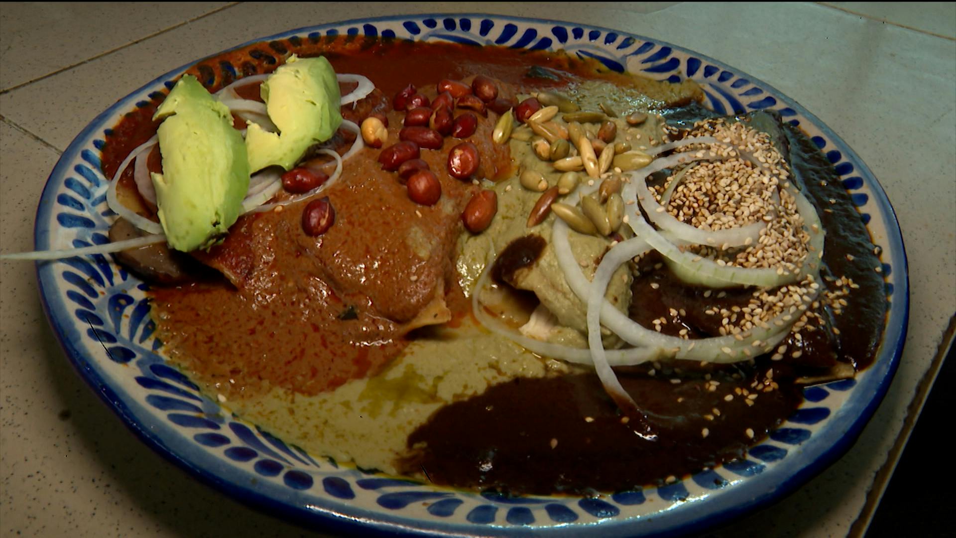 ¡Joyita culinaria poblana! Así se preparan las mejores enchiladas de cuatro moles
