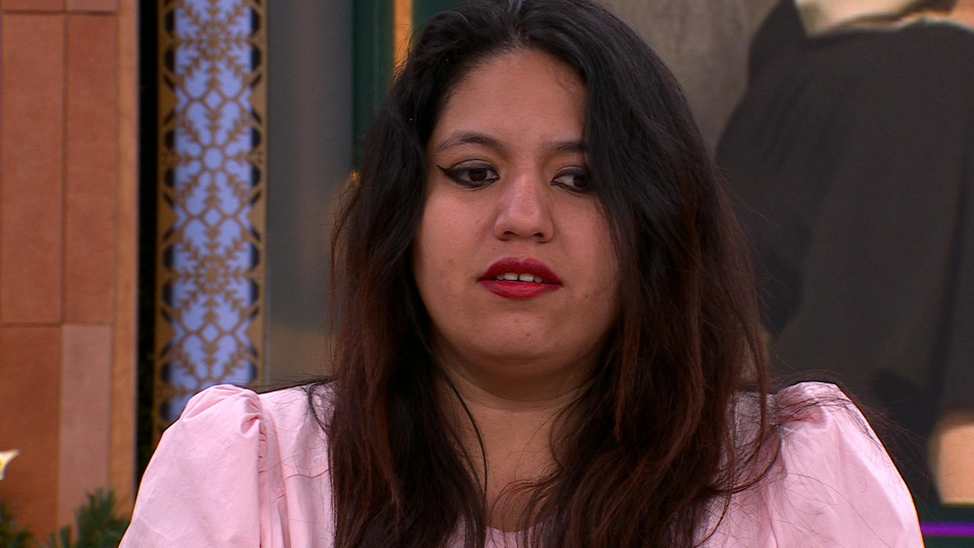 Jaqueline está enojada por el abuso que su hermano recibe