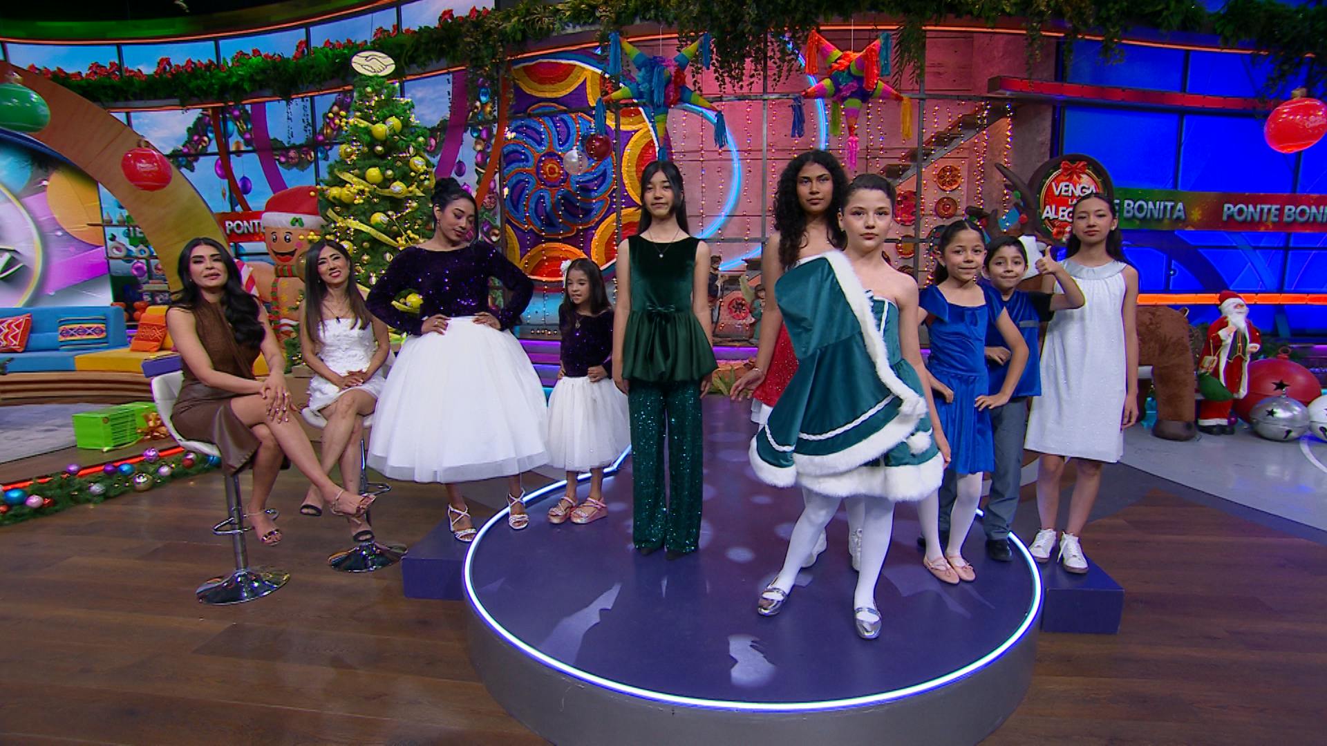 ¡Pasarela navideña con los mejores looks para niñas, adolescentes y adultas!