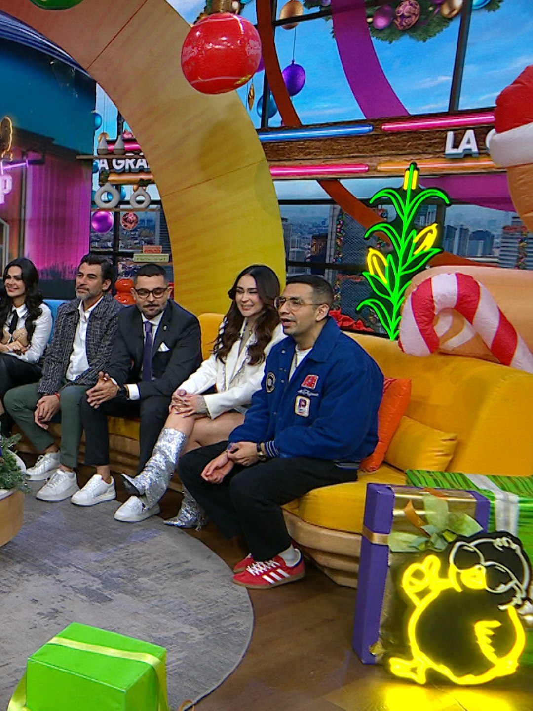 Venga La Alegría | Programa 18 de diciembre Parte 2 | La 'chuleada' de Alfredo Adame a Flor Rubio y el juego más reñido del Sin Palabras
