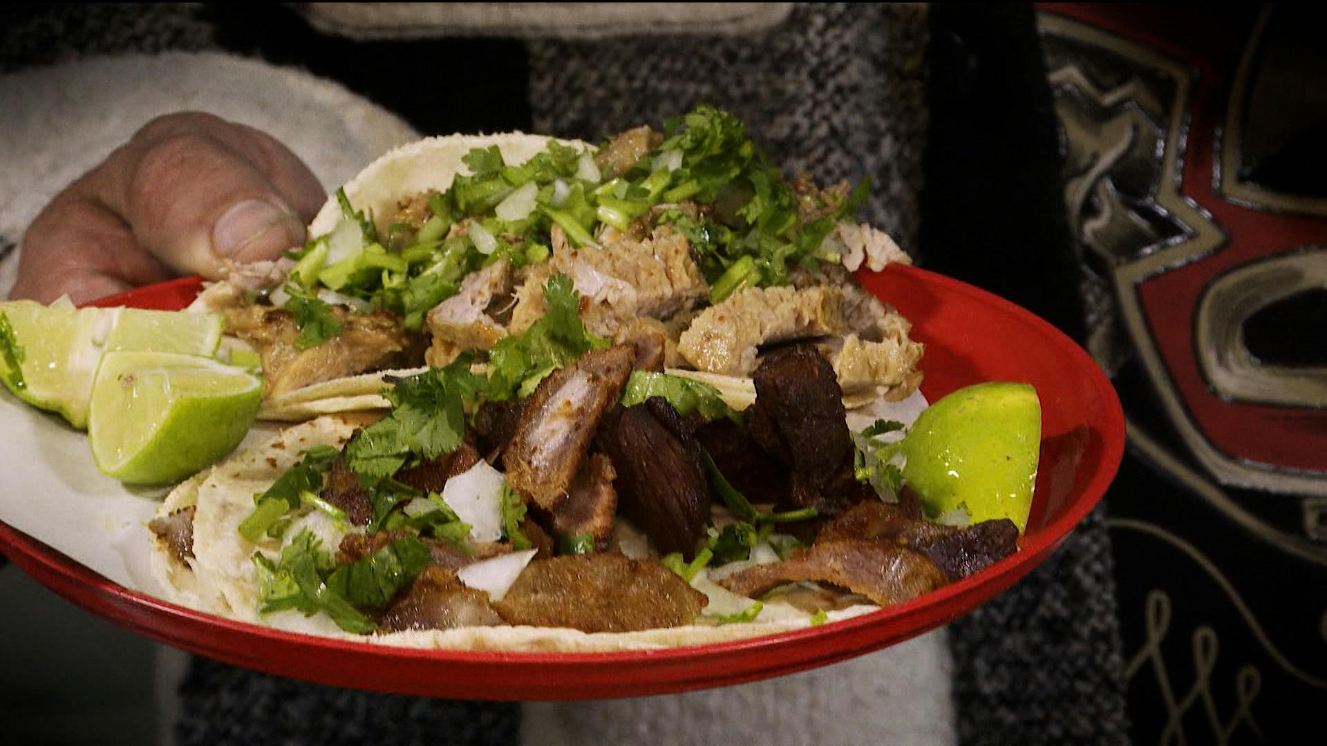 ¿Tlalitos y carnitas? ¡Checa esta joya culinaria del mercado de Jamaica!