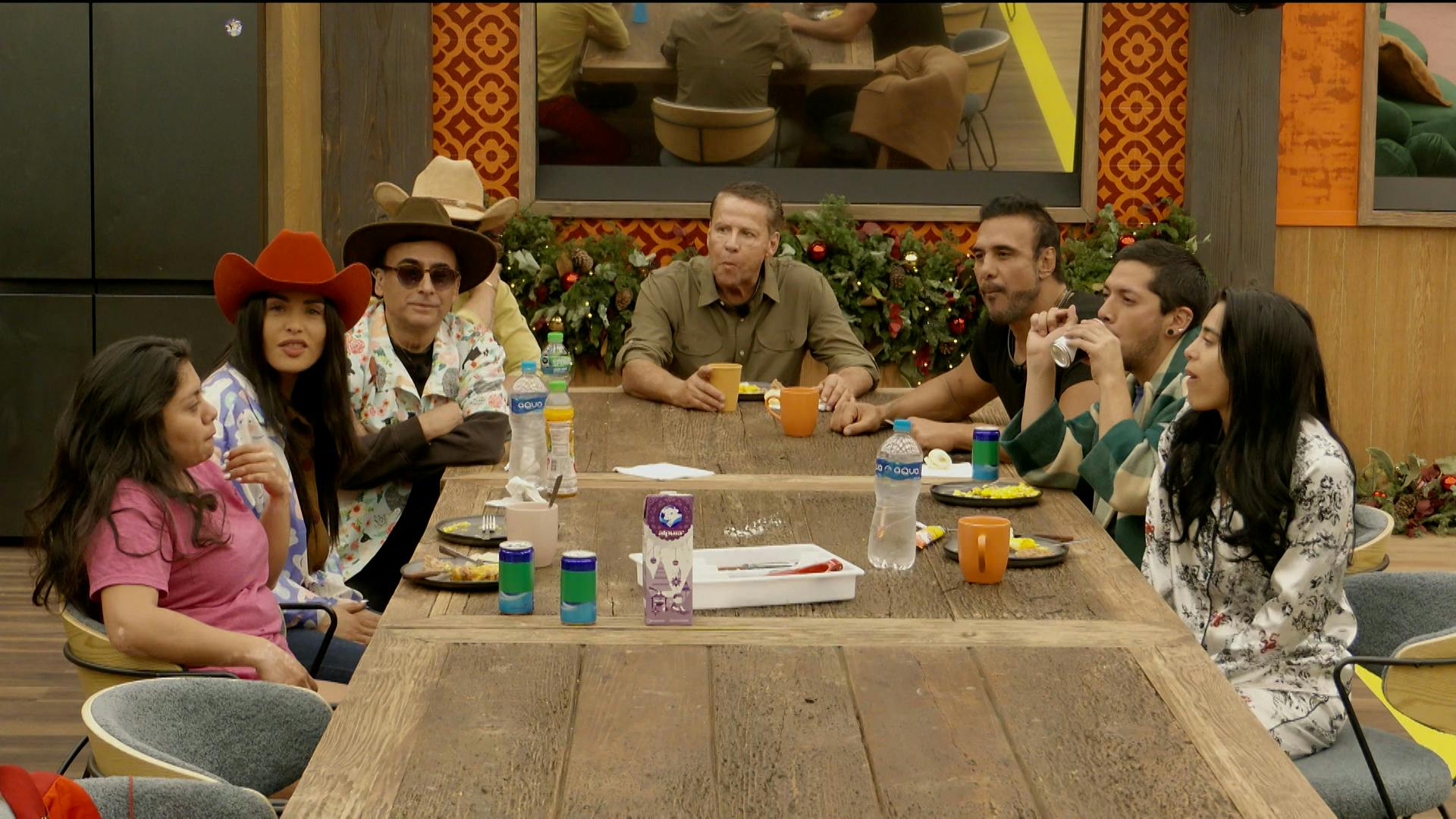 ¿Mango petacón? Adame vuelve a 'chulear' a Flor Rubio y los granjeros se reencuentran en una cena especial en La Granja VIP