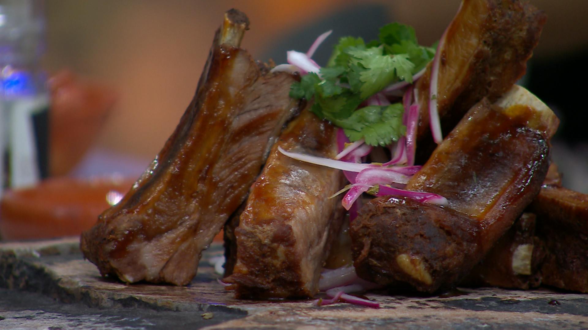 ¡Aprende a preparar costillar de cerdo tipo cavernícola! Ingredientes y receta paso a paso