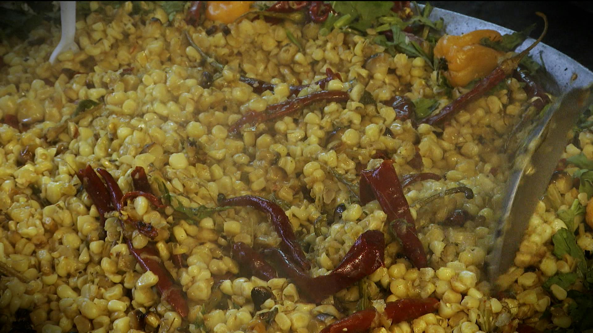 Con mollejas, patitas y... ¡con suadero! Así se preparan los famosos esquites del mercado de Jamaica