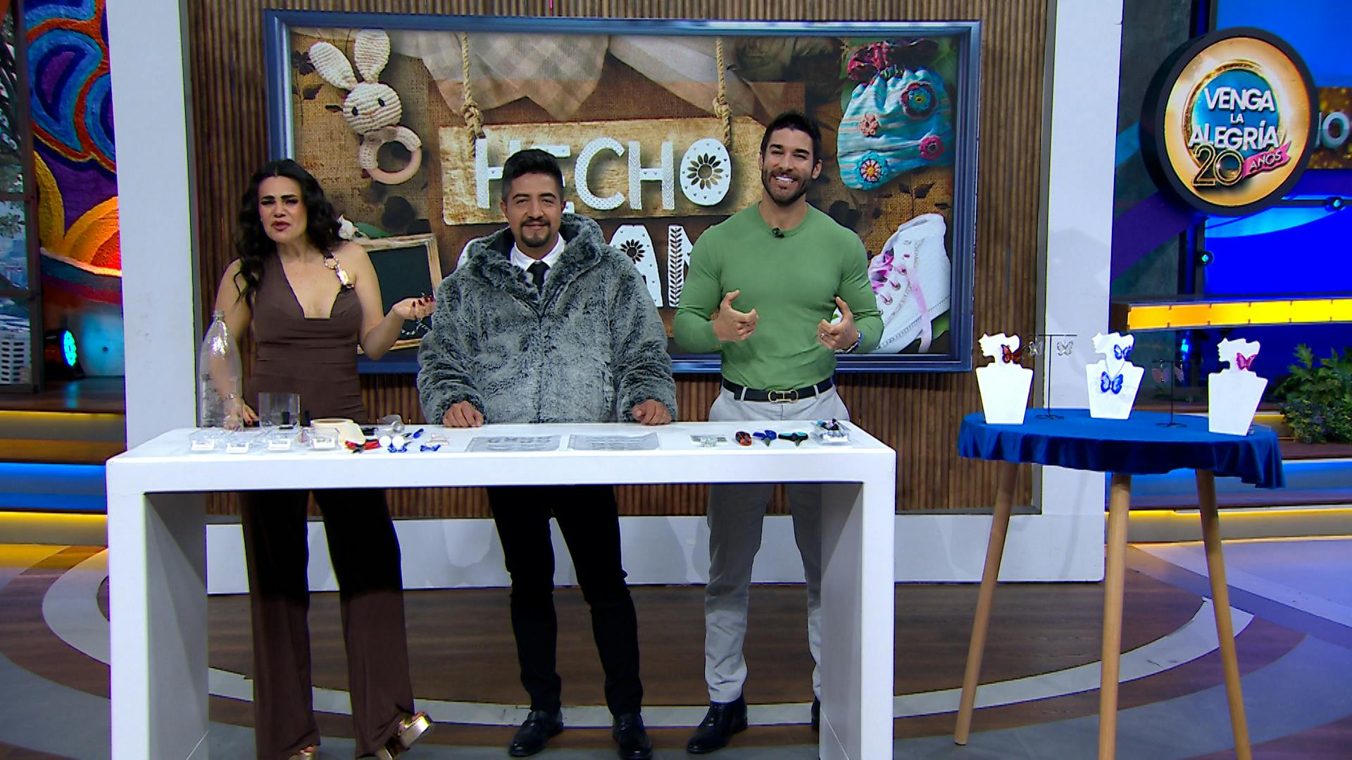 ¡Atención, emprendedores! Aprende a hacer aretes con botellas de agua y genera una 'lanita' extra