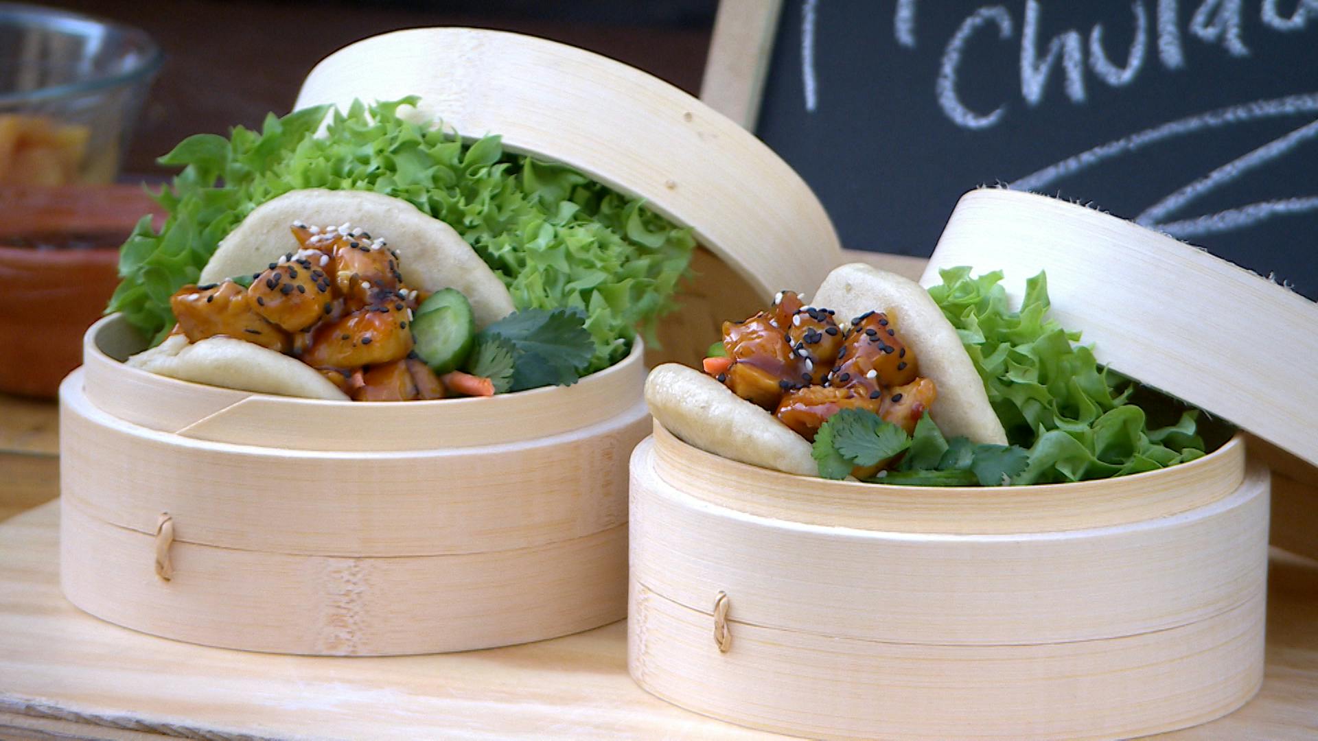 ¡Oriental y a la parrilla! Aprende a preparar baos con pollo agridulce