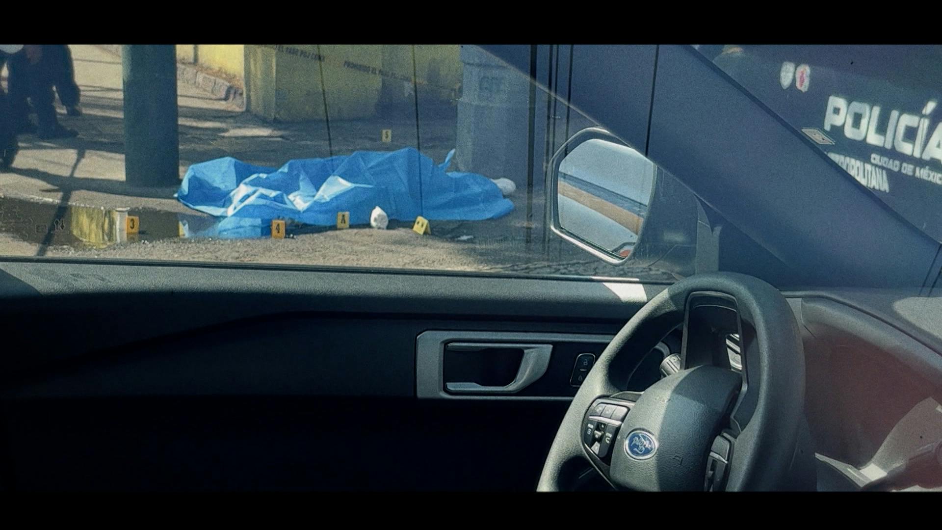 Hombre le quita la vida a su pareja en una avenida de la CDMX a plena luz del día