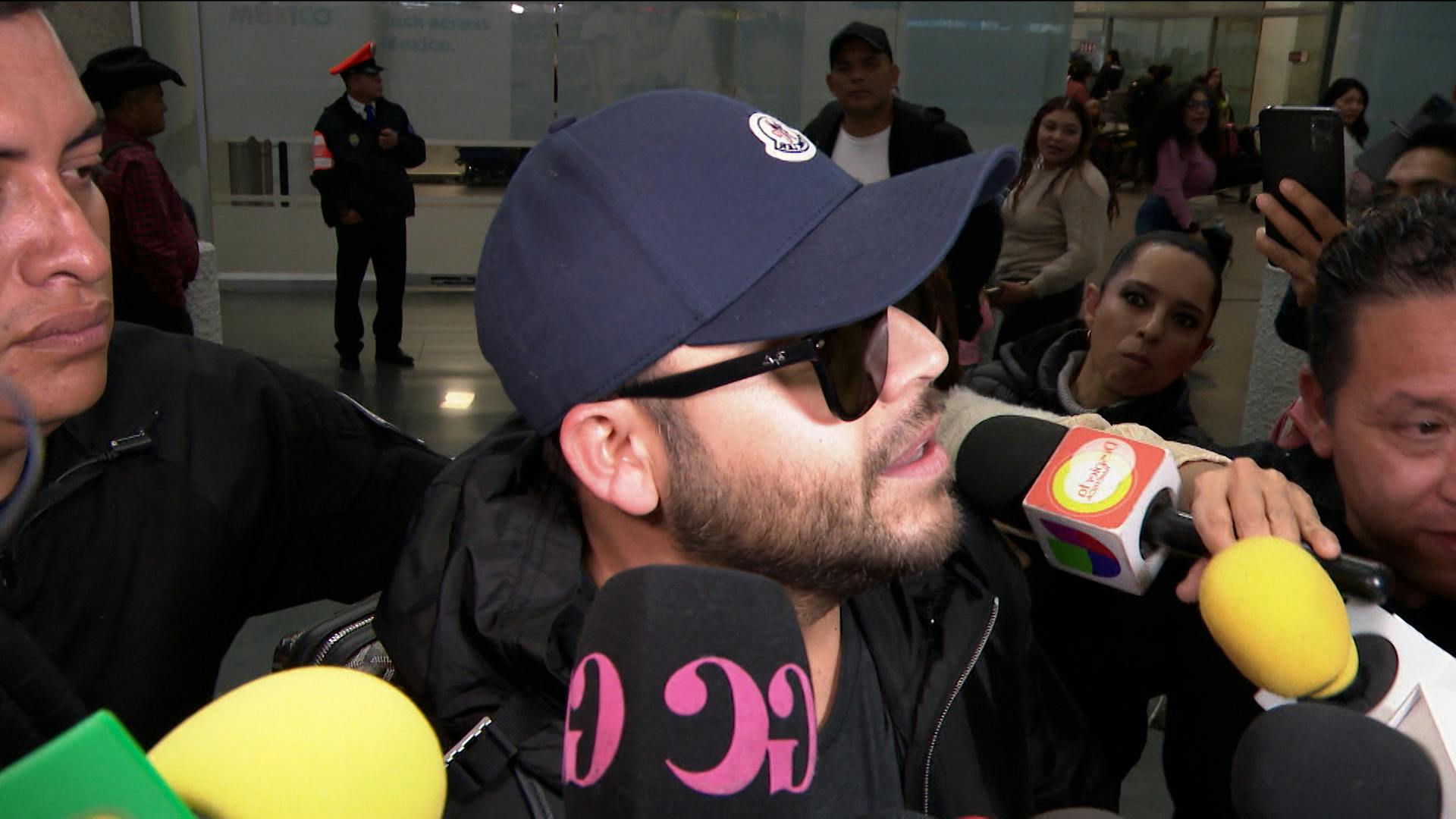 ¡Zafarrancho en el aeropuerto! Entre jaloneos y patadas, Gerardo Ortiz dio la cara por el supuesto polémico video