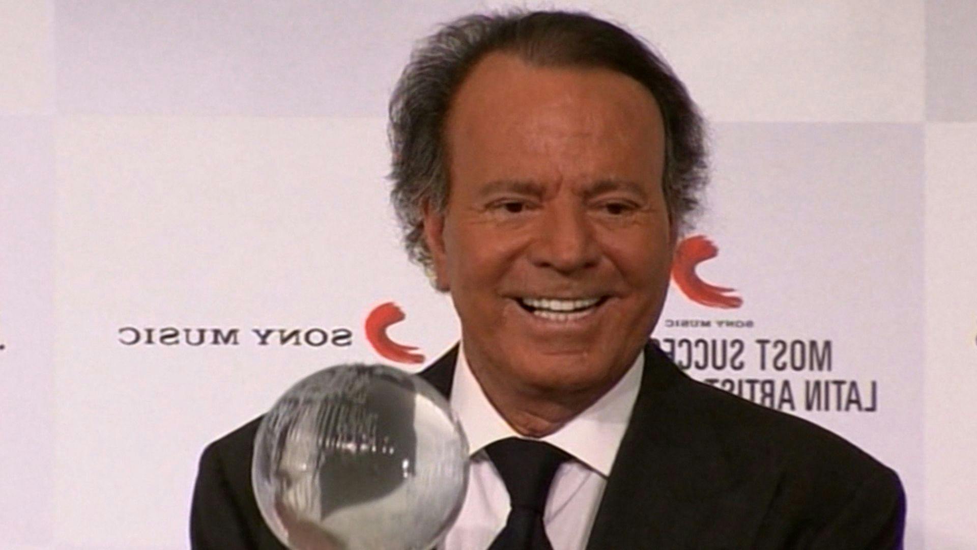 Niegan acceso a Julio Iglesias a los documentos sobre acusaciones de exempleadas