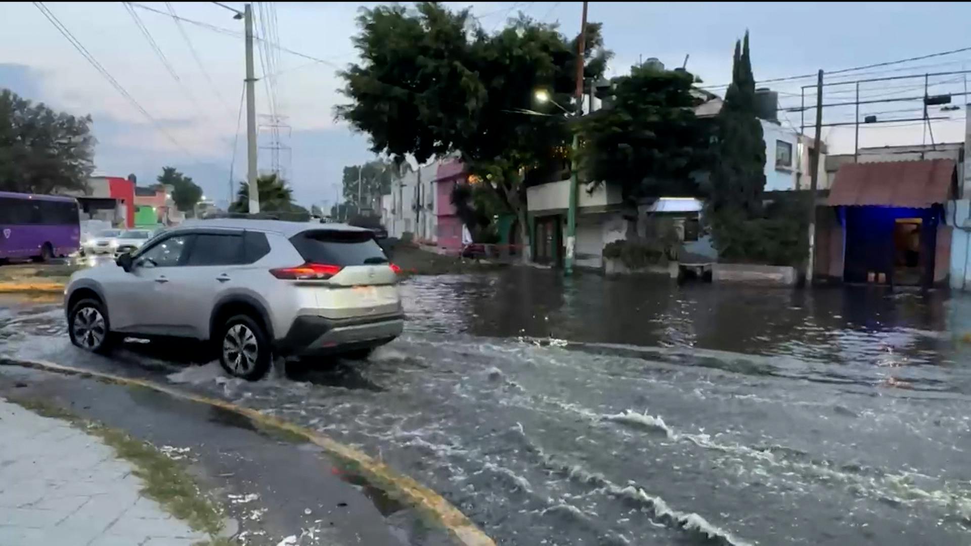 Fuga de agua en Ecatepec: Miles de litros tirados a la basura