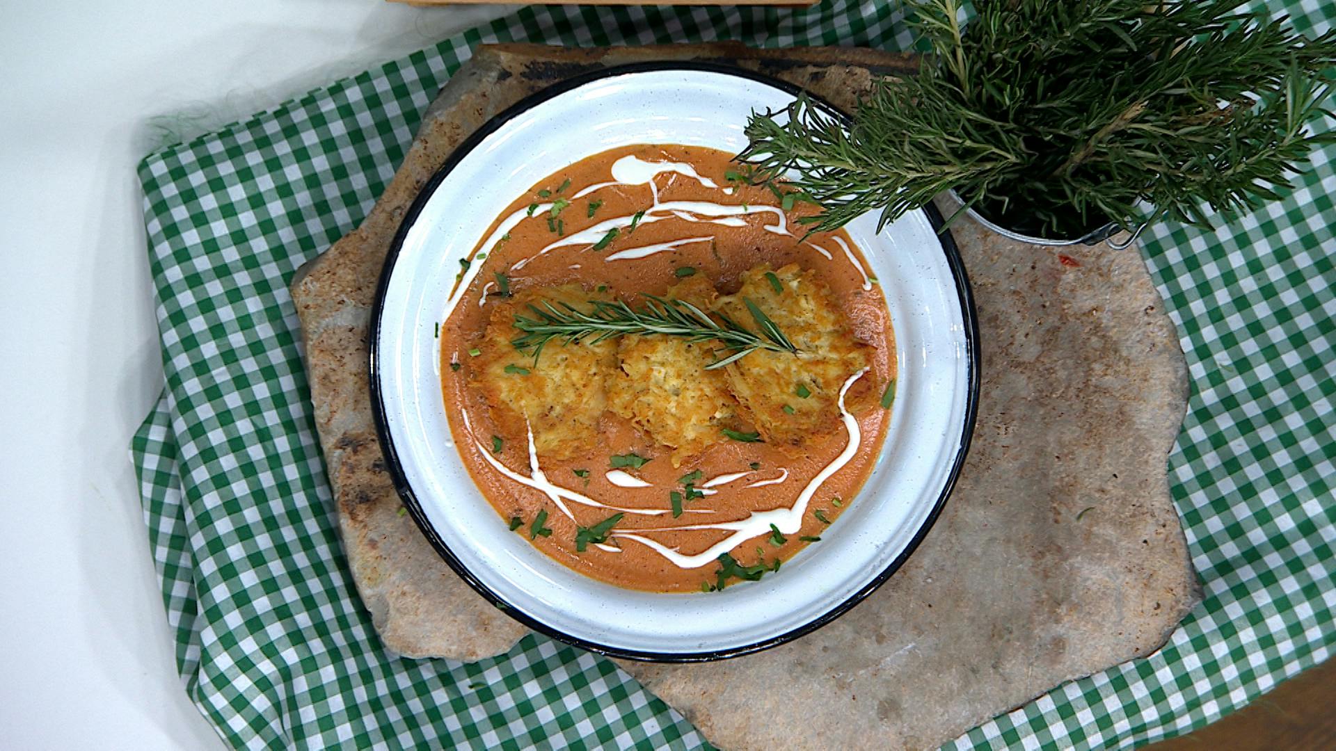 ¡Sal de lo tradicional! Aprende a preparar tortitas de pollo en salsa cremosa de tomate: ingredientes y receta paso a paso