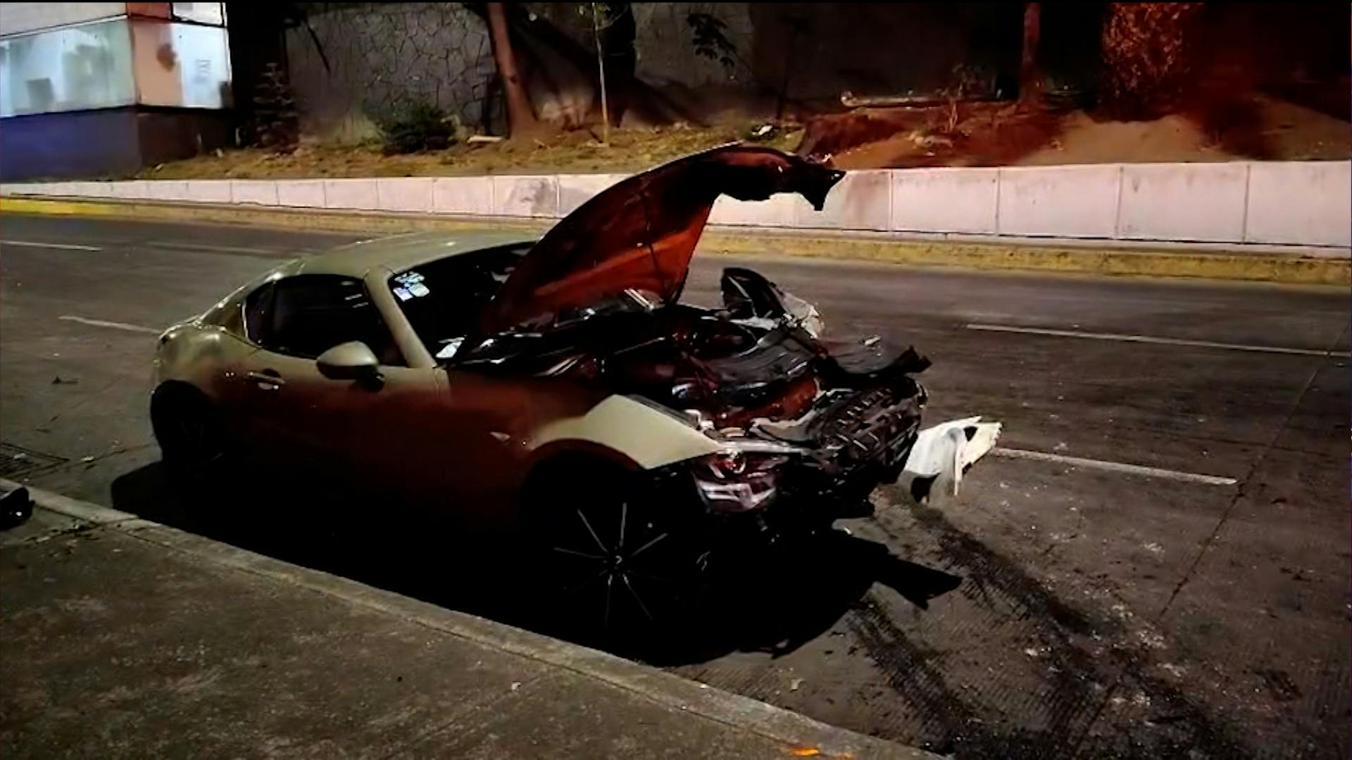 Vehículo queda destrozado tras un incidente en la CDMX