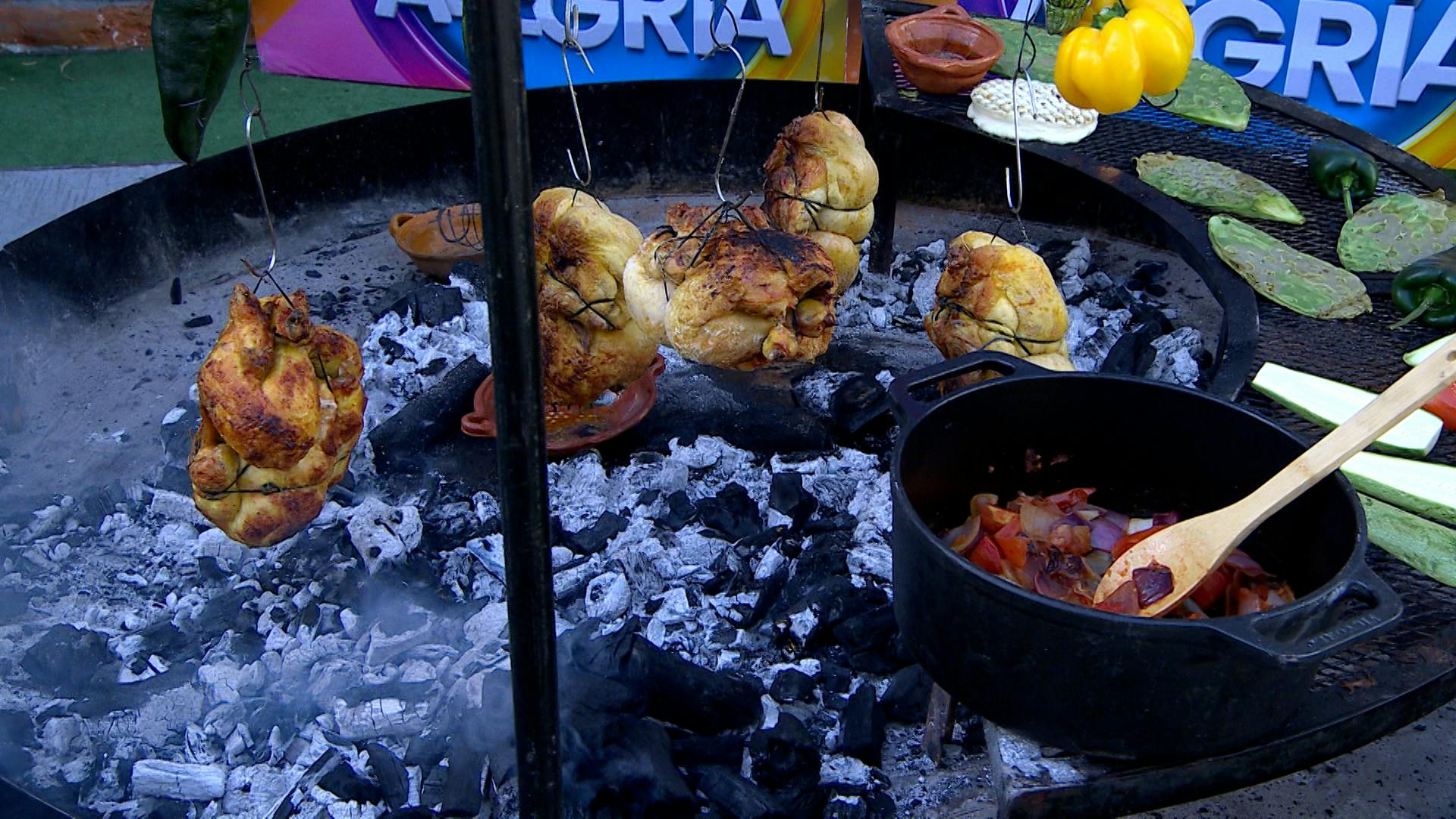¡A prender la parrilla! Aprende a preparar pollos colgados al carbón: ingredientes y receta paso a paso
