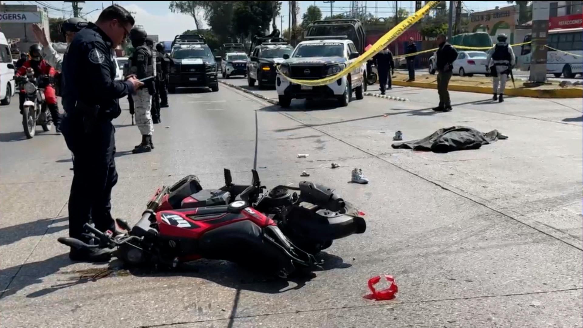 Camión se pasa el alto y provoca accidente