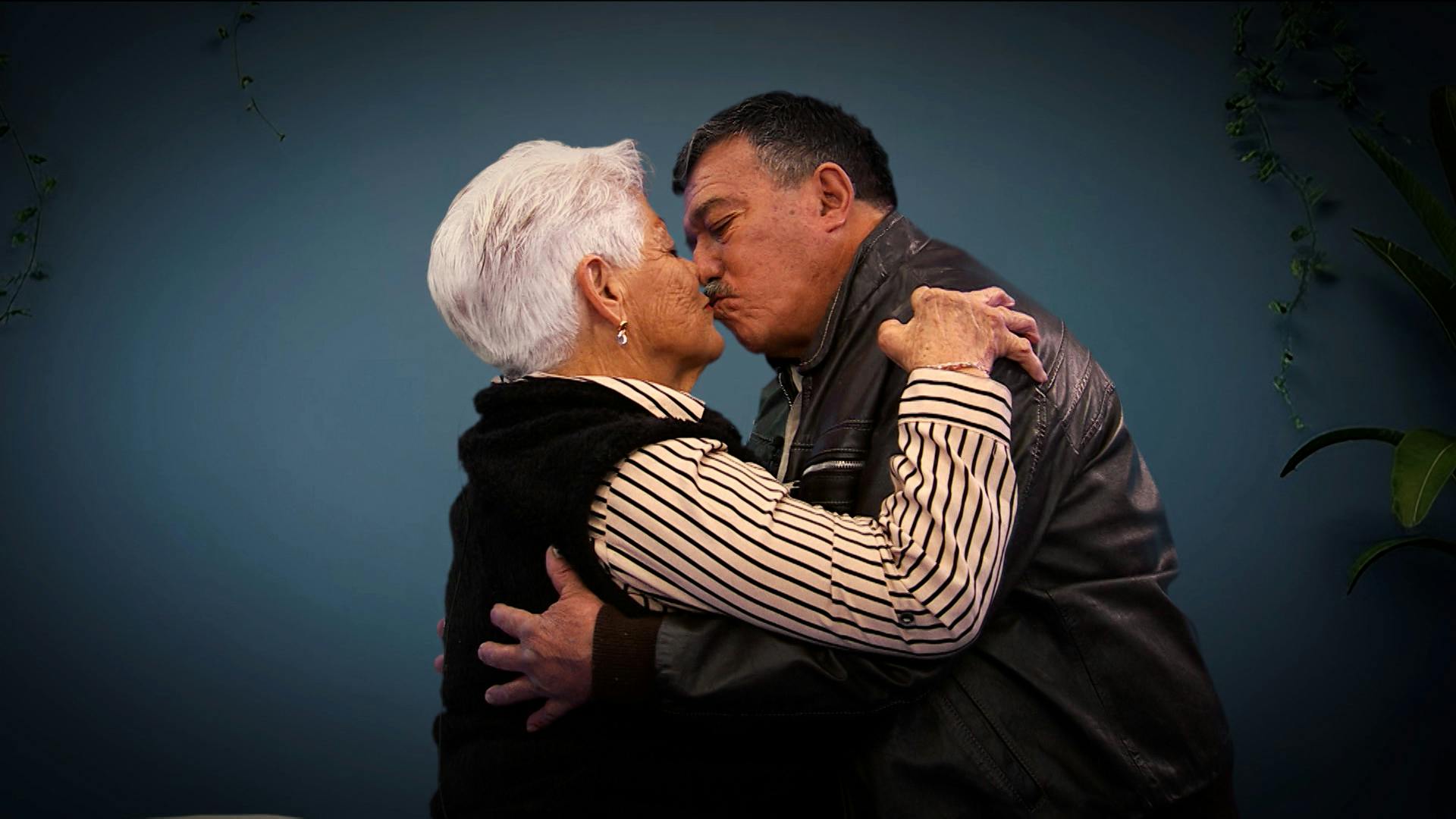 ¿Cómo se transforma el amor de pareja al paso del tiempo? ¡Checa el experimento social 'Amor viejo, amor joven'!
