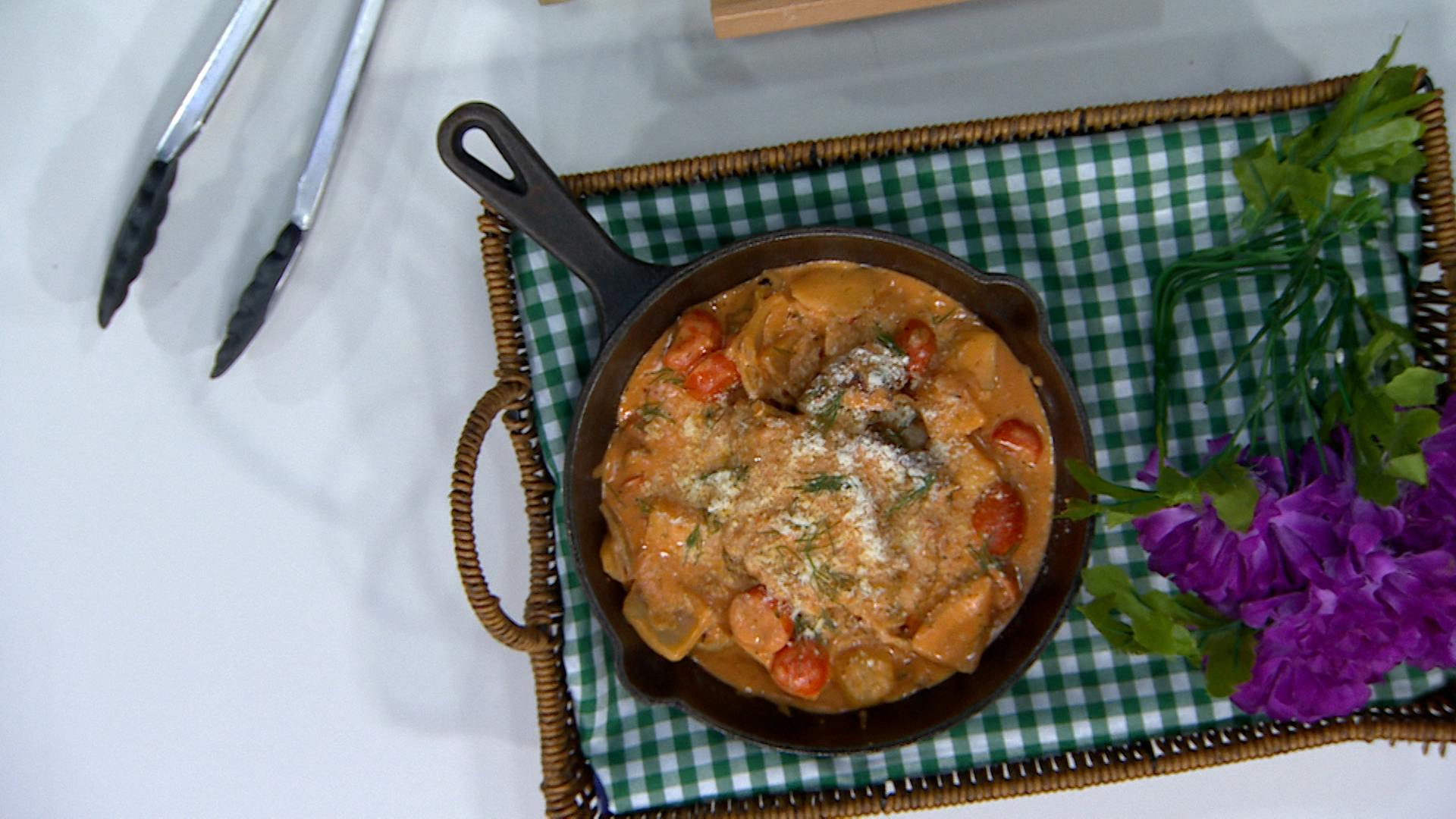 ¡Aprende a preparar muslos de pollo en crema de chipotle! Ingredientes y receta paso a paso