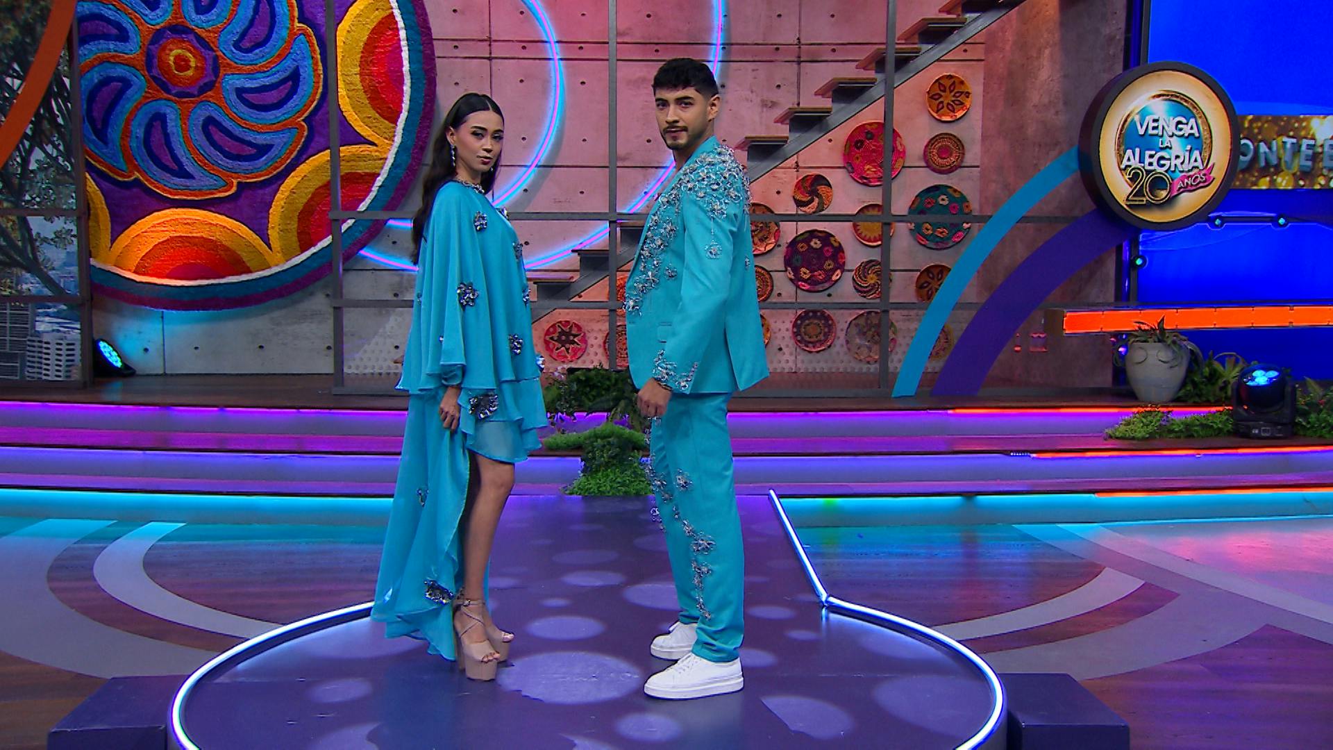 ¡Sal de lo aburrido y tradicional! Pasarela de trajes fashion para caballeros