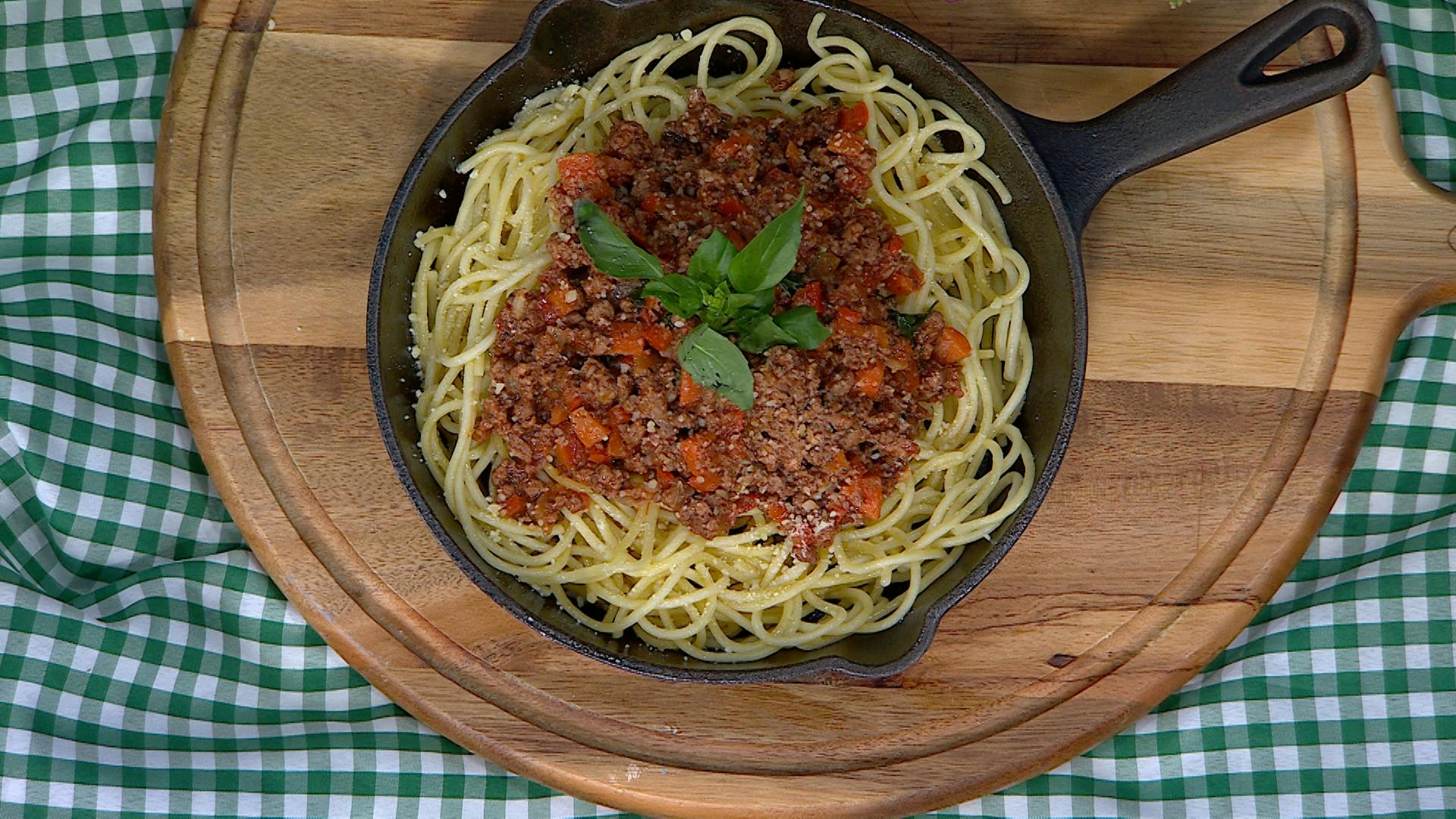¡Con presentación cara! Aprende a preparar espagueti a la boloñesa: ingredientes y receta paso a paso