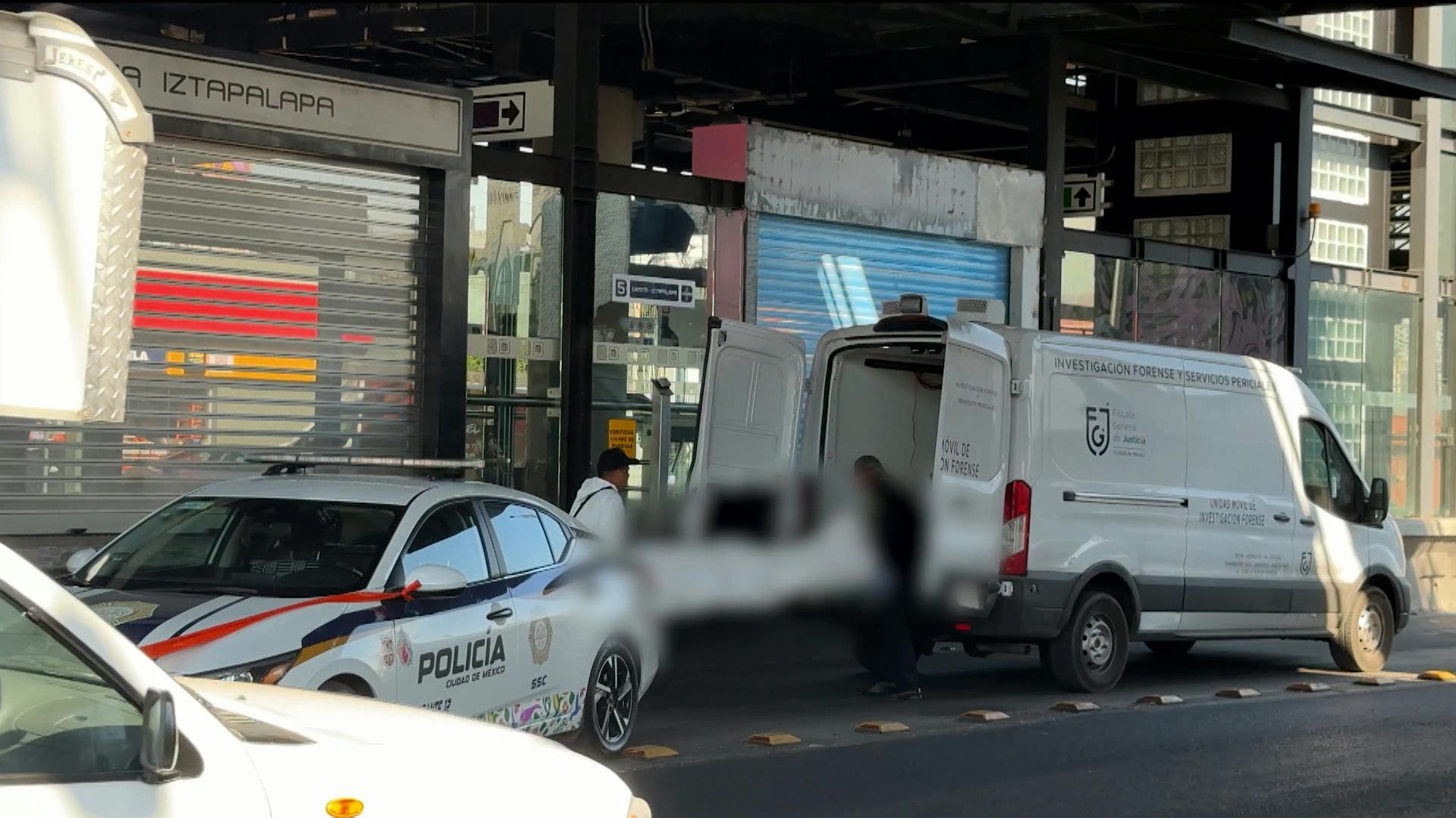 Hombre cae desde un puente de seis metros de altura en Ermita Iztapalapa 
