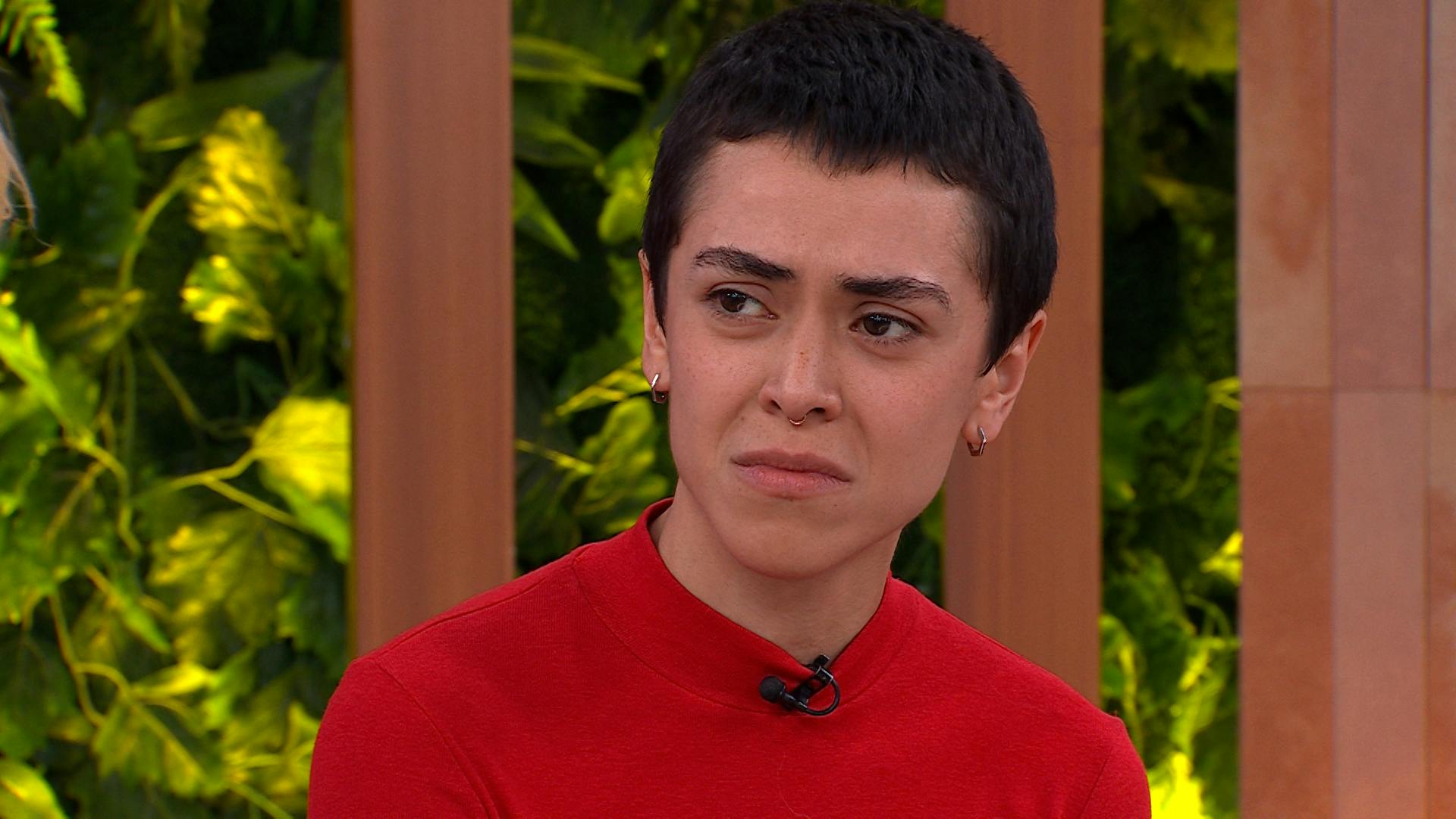 Vicky creía ser novia de Carolina, pero se entera que ella sigue con Moisés