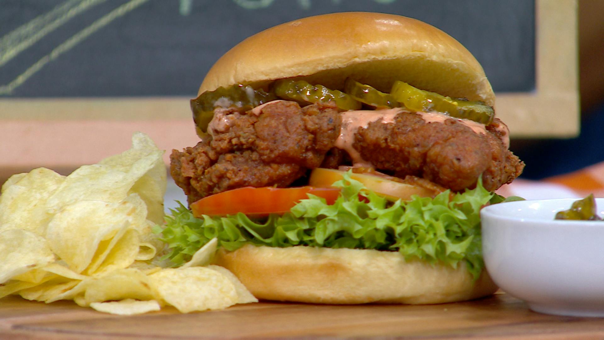 ¡Aprende a preparar hamburguesas de pollo frito! Ingredientes y receta paso a paso