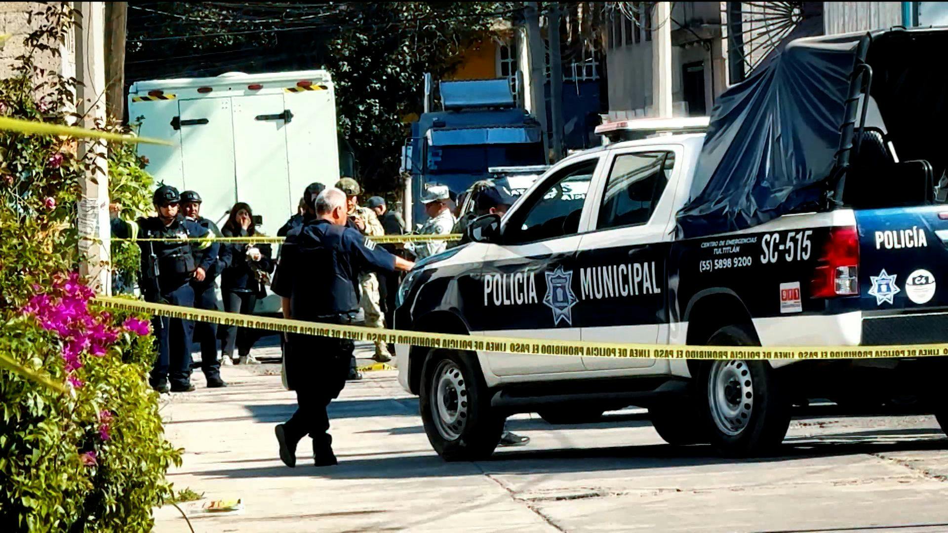 VIDEO: Policías de CDMX empujan auto donde se cometió un crimen hacia límites con el Estado de México