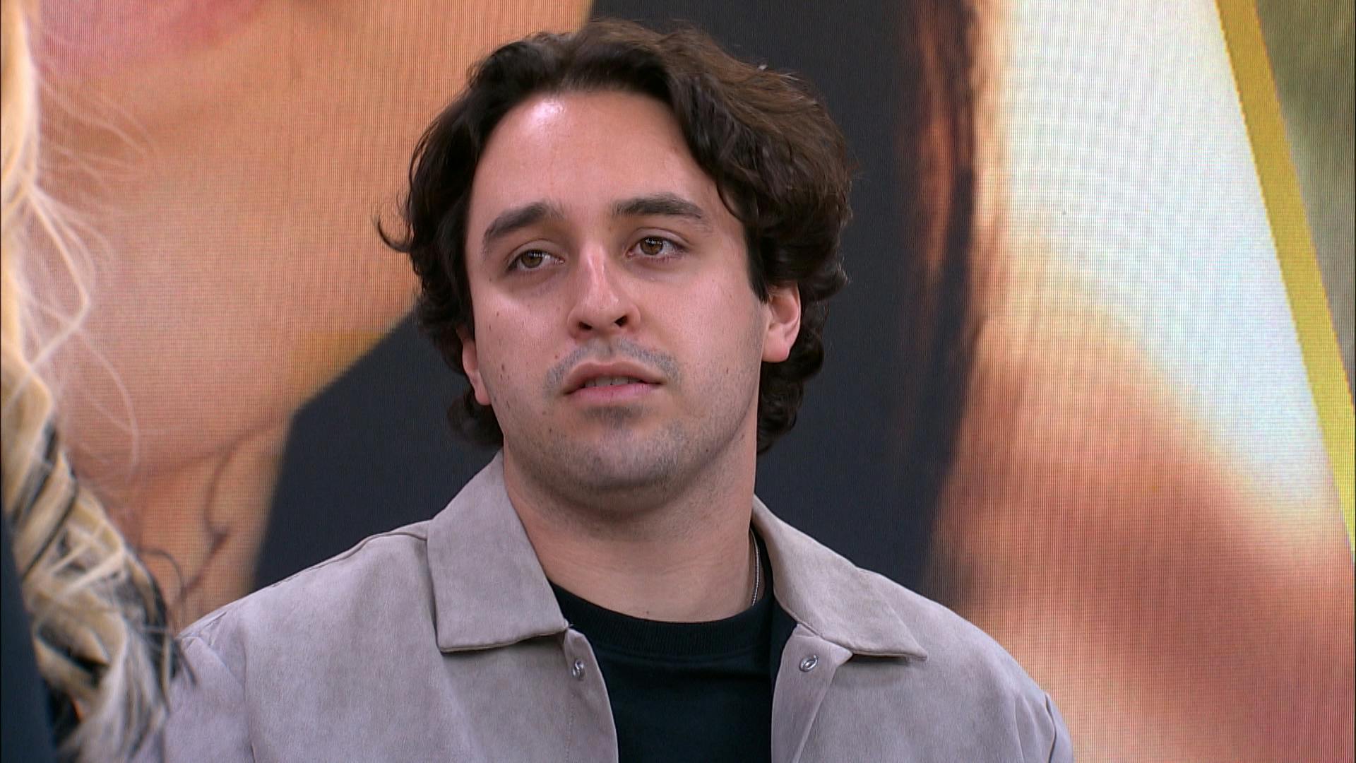 David no encuentra trabajo para mantener a su esposa, quien se agasajó con su tío