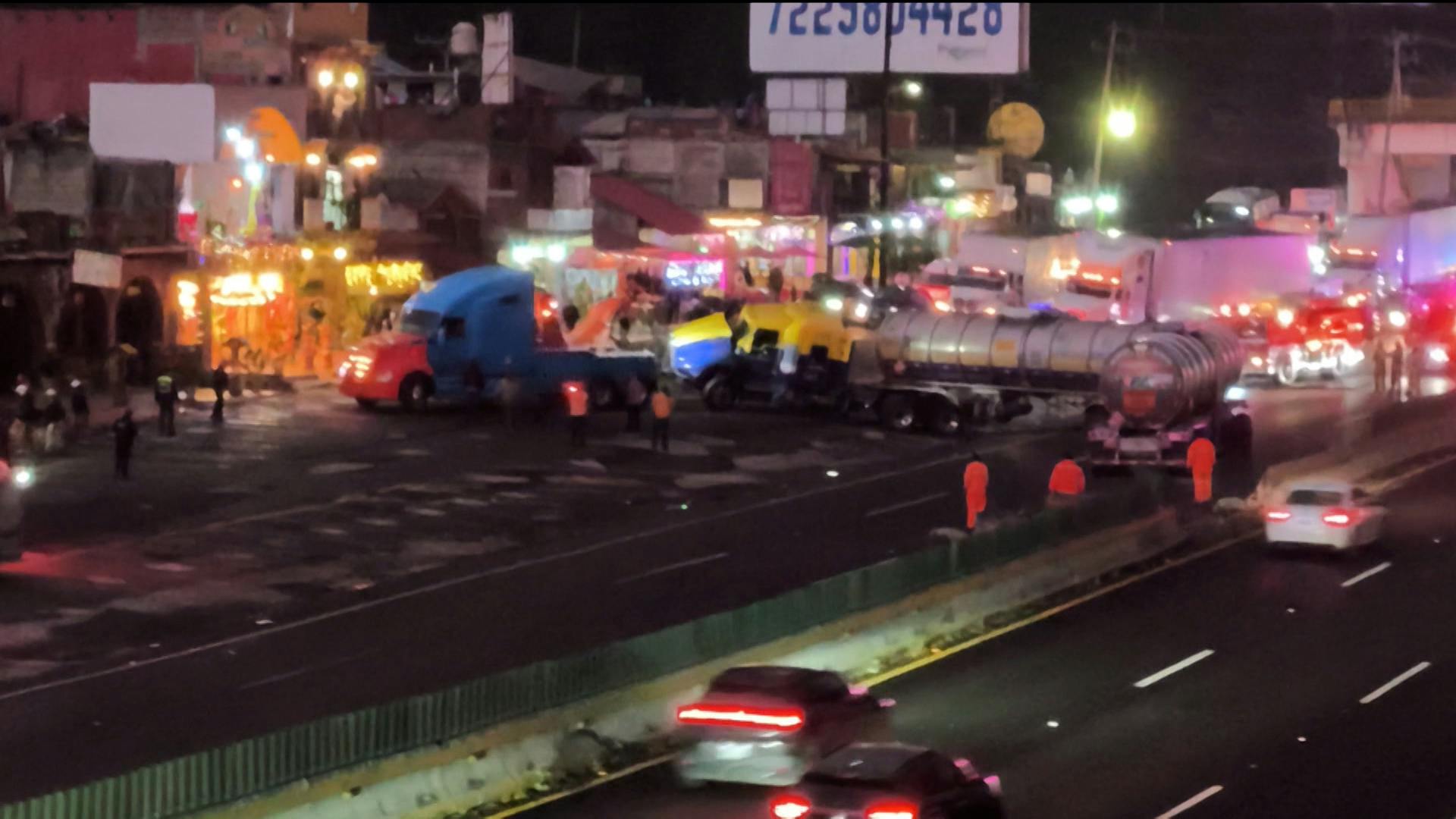 ¡Fatal accidente! Un tráiler impactó un muro y chocó a tres autos 