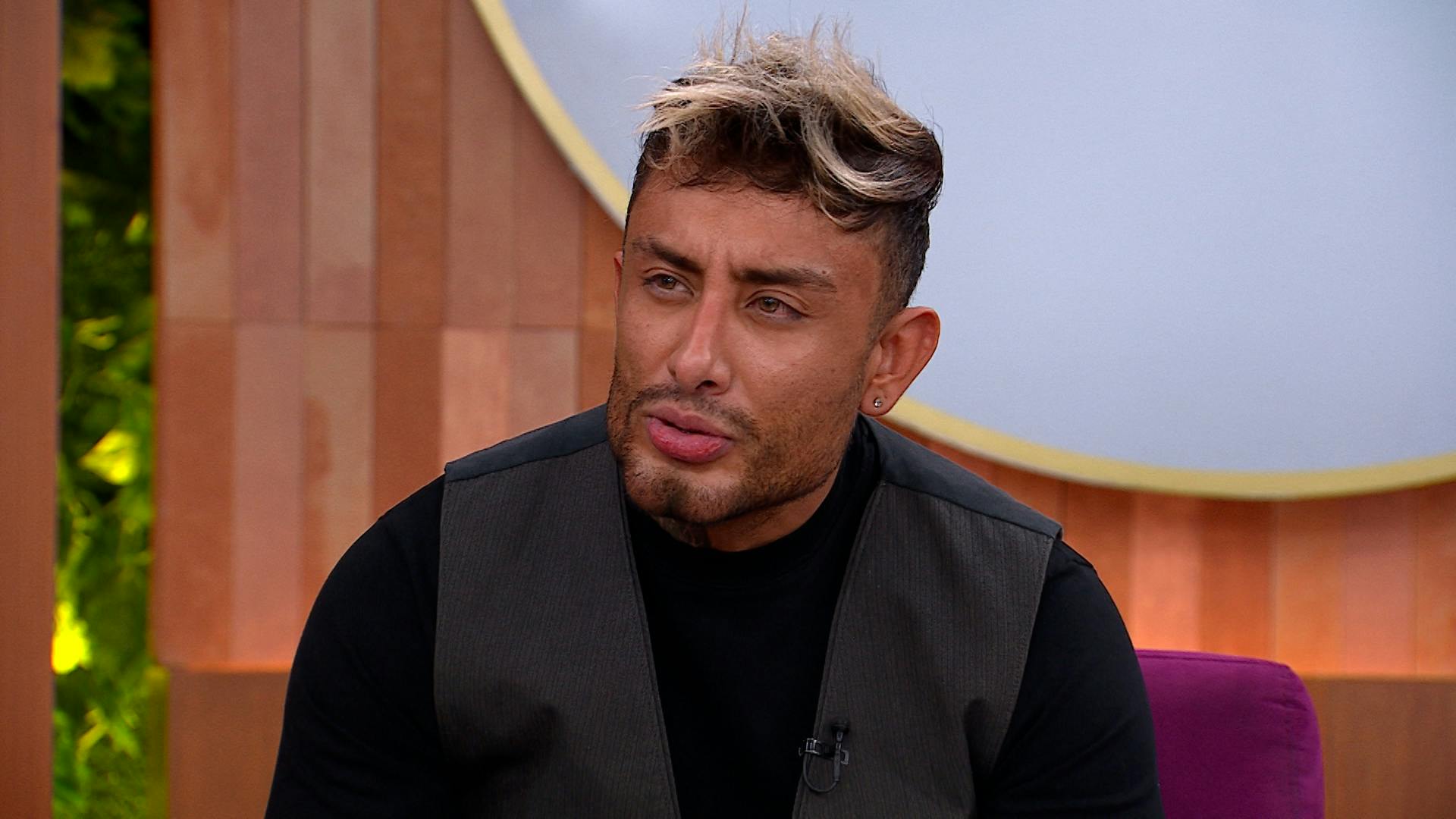 ¡Arturo echa de cabeza a Román y revela que tiene relaciones con la tía de su esposa!