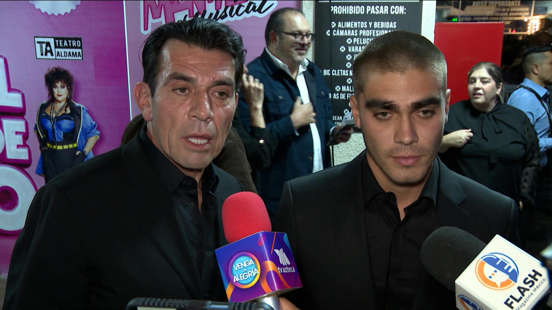 ¡Son igualitos! Jorge Salinas presenta ante los medios a su hijo Santi