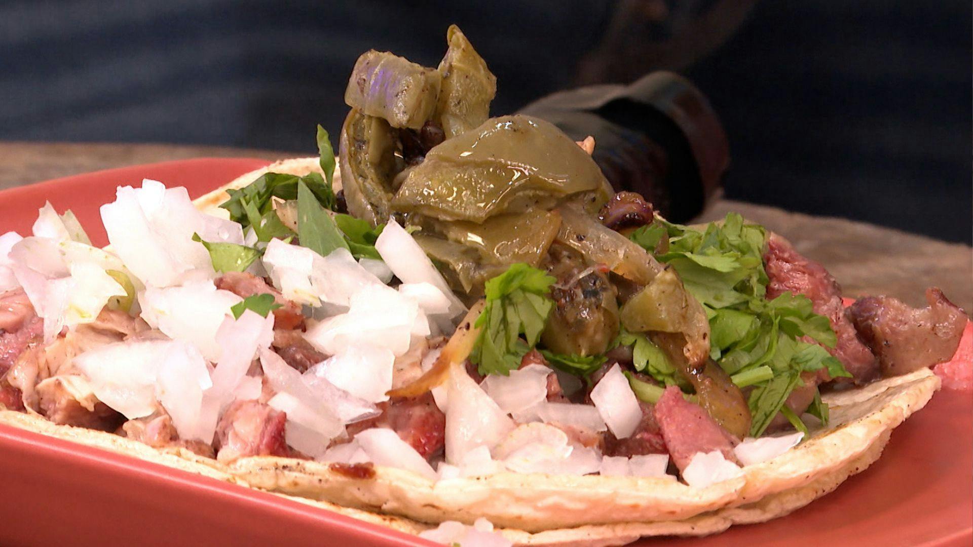 Rahmar Villegas visitó el Mercado Jamaica para probar unos ricos tacos de ¿manzana?