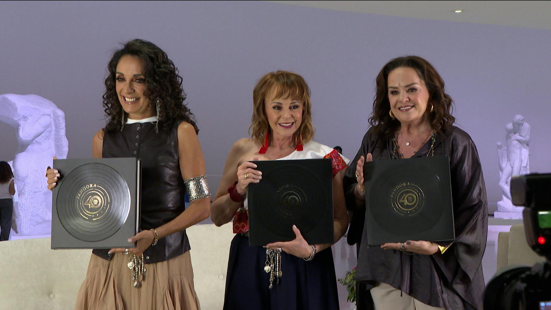 ¡Pandora celebra 40 años de carrera con un libro autobiográfico!