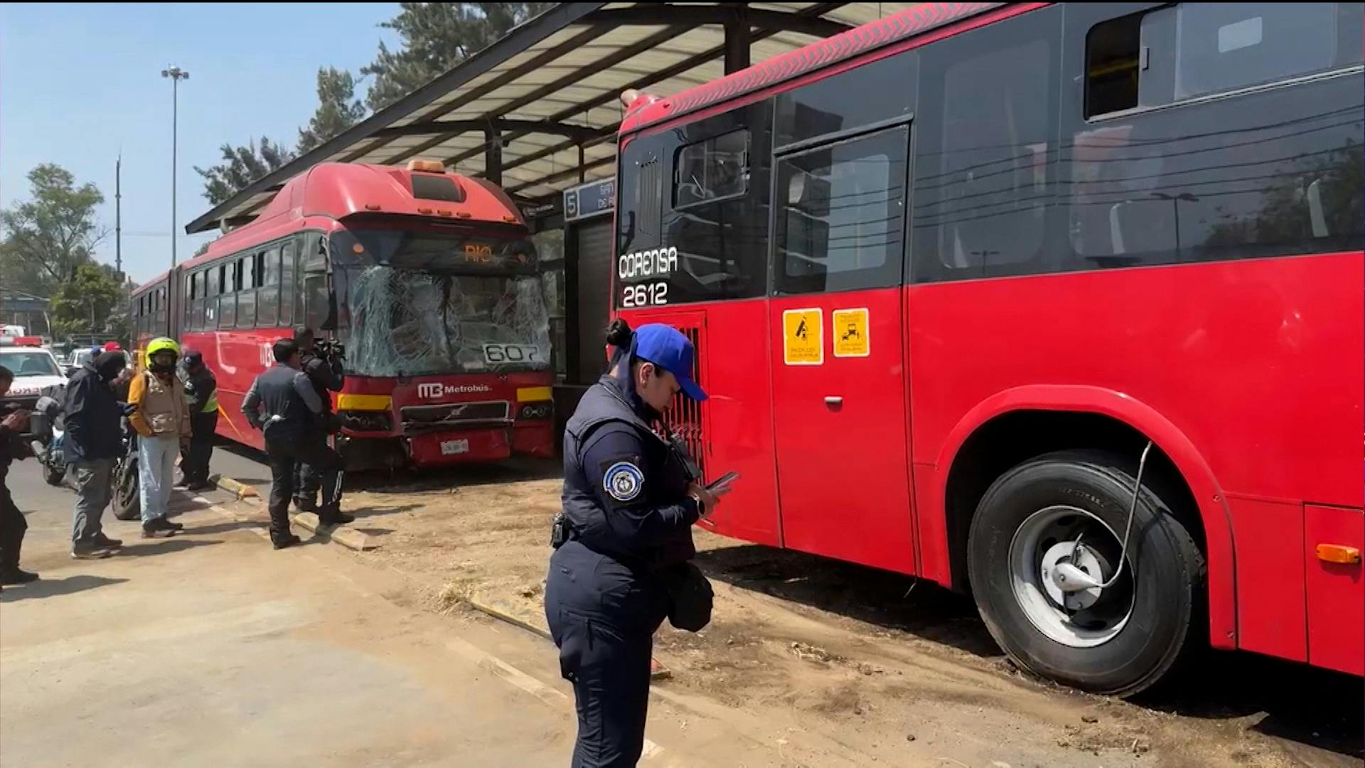Fuerte accidente sobre Eduardo Molina y la Calzada San Juan de Aragon 