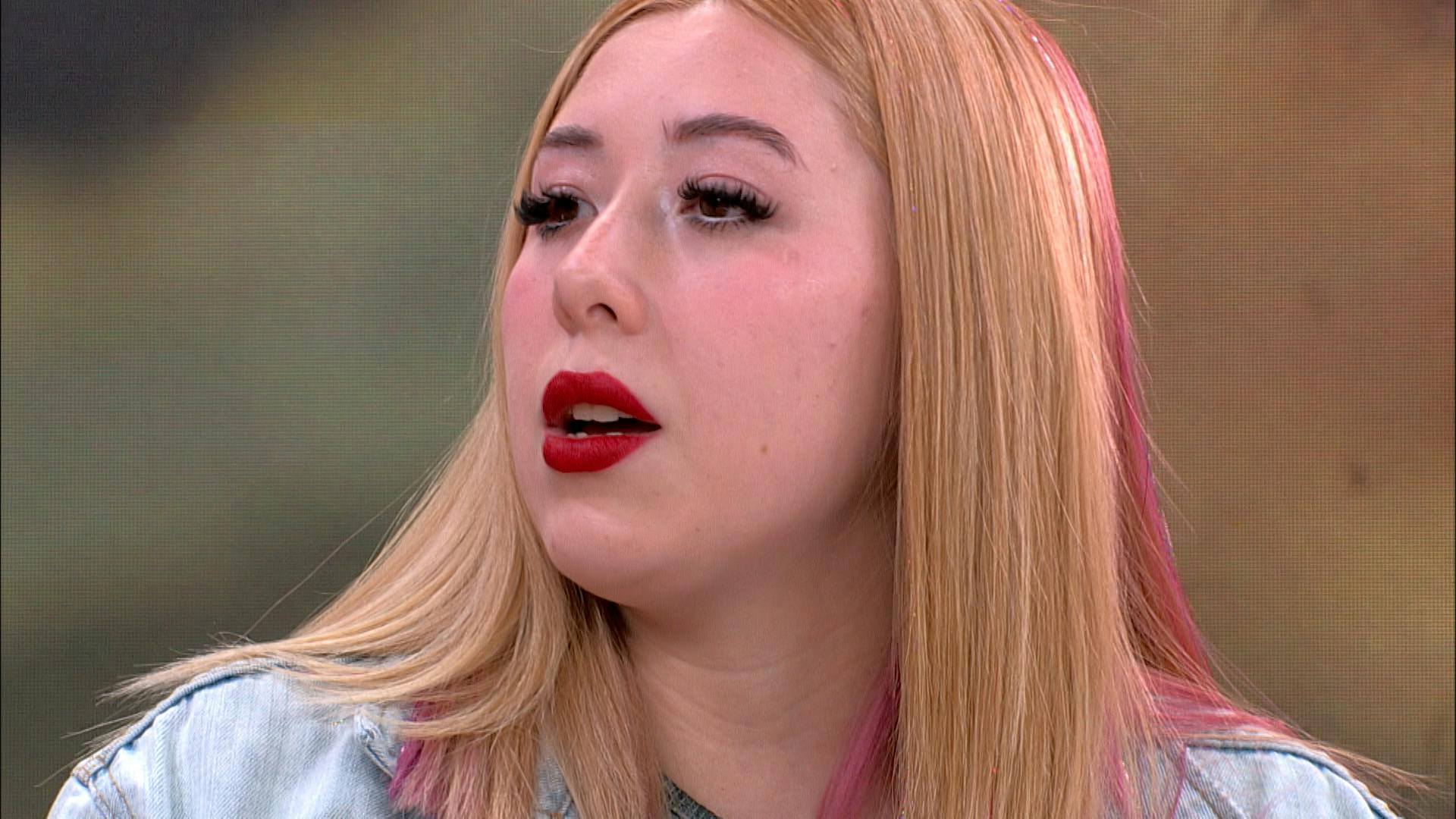 A Lucía le presentaron a una empleada doméstica, pero en realidad es amante de su pareja