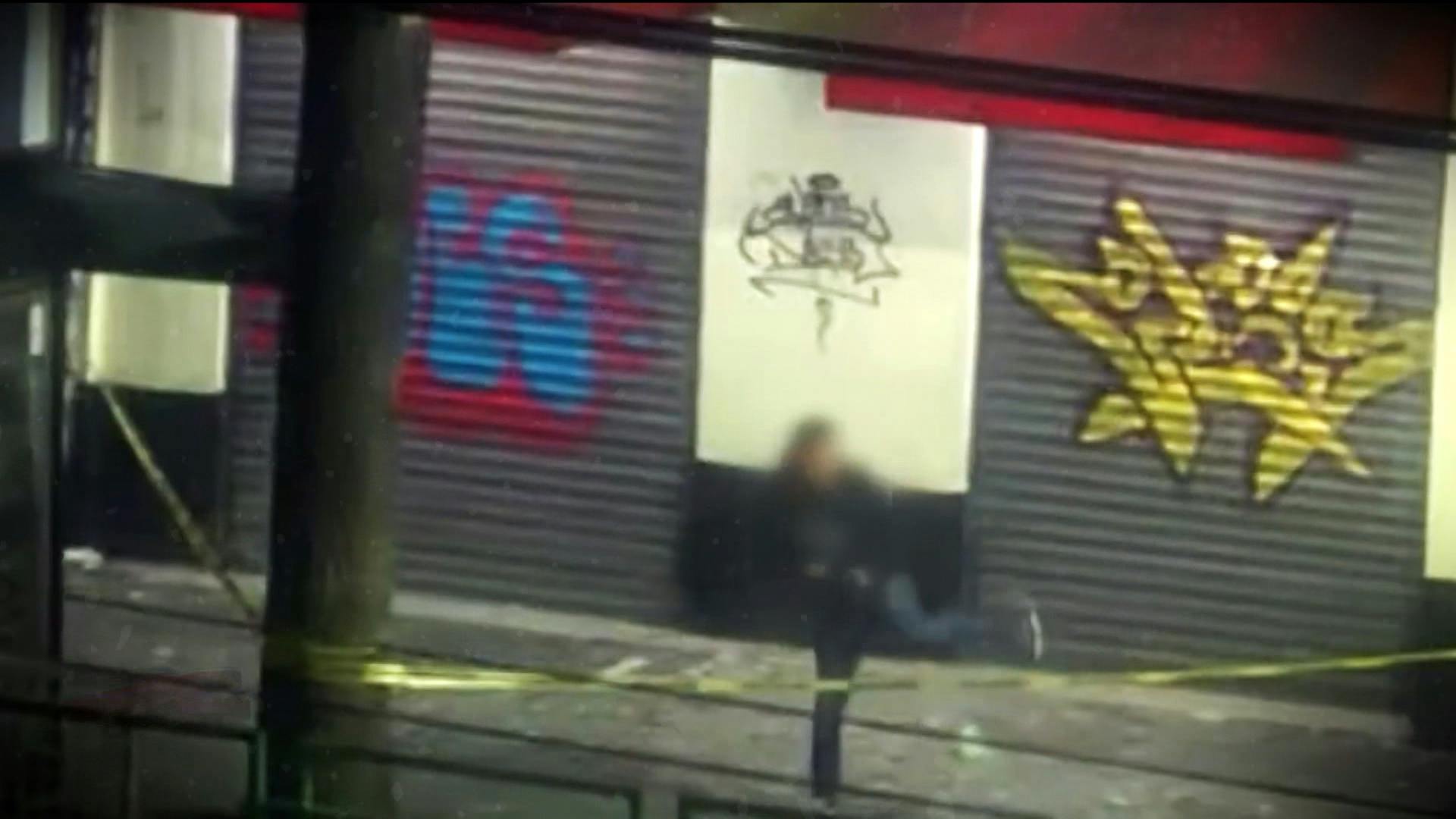 Dos personas fueron arrestadas por grafitear la fachada de un comercio en CDMX