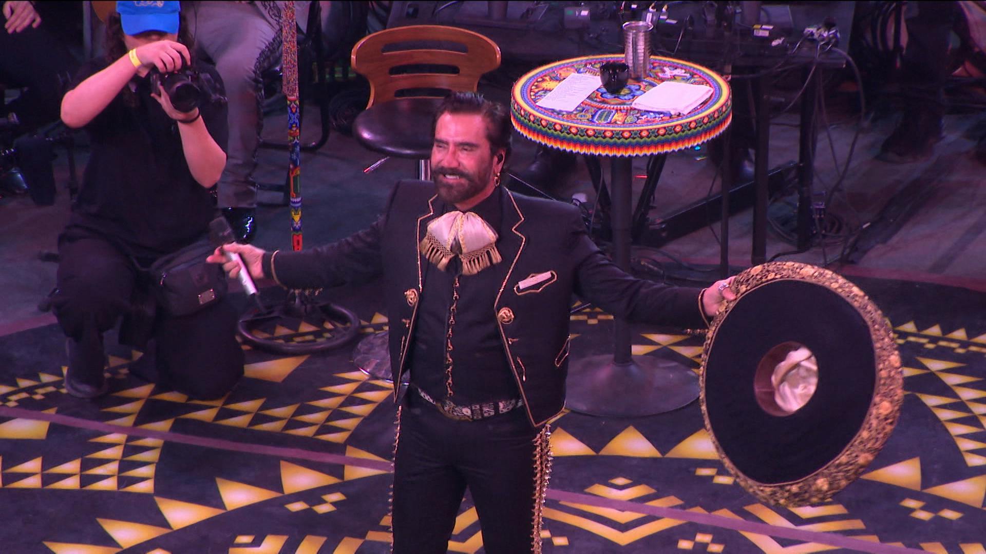 Alejandro Fernández acapara los reflectores con sus peculiares pasos de baile en Texcoco