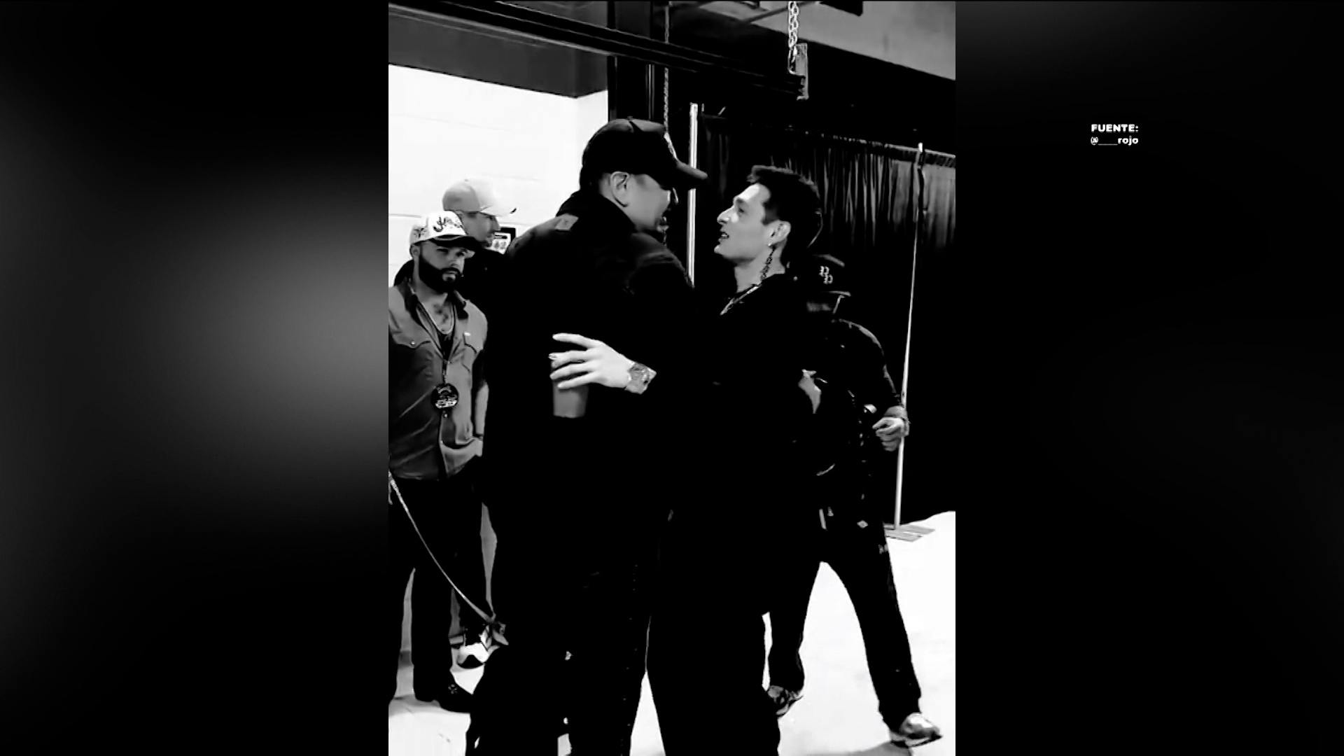 ¡No lo perdonan! Peso Pluma invita a Pepe Aguilar al escenario y su público reacciona