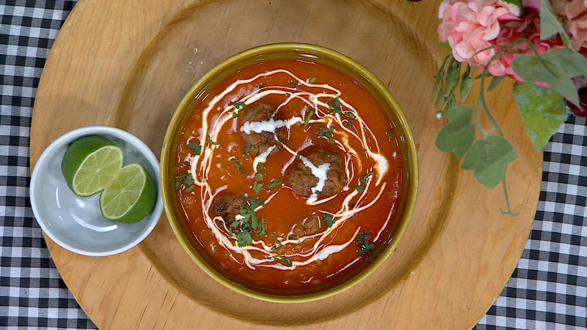 ¡Aprende a preparar sopa de letras con albóndigas! Ingredientes y receta paso a paso