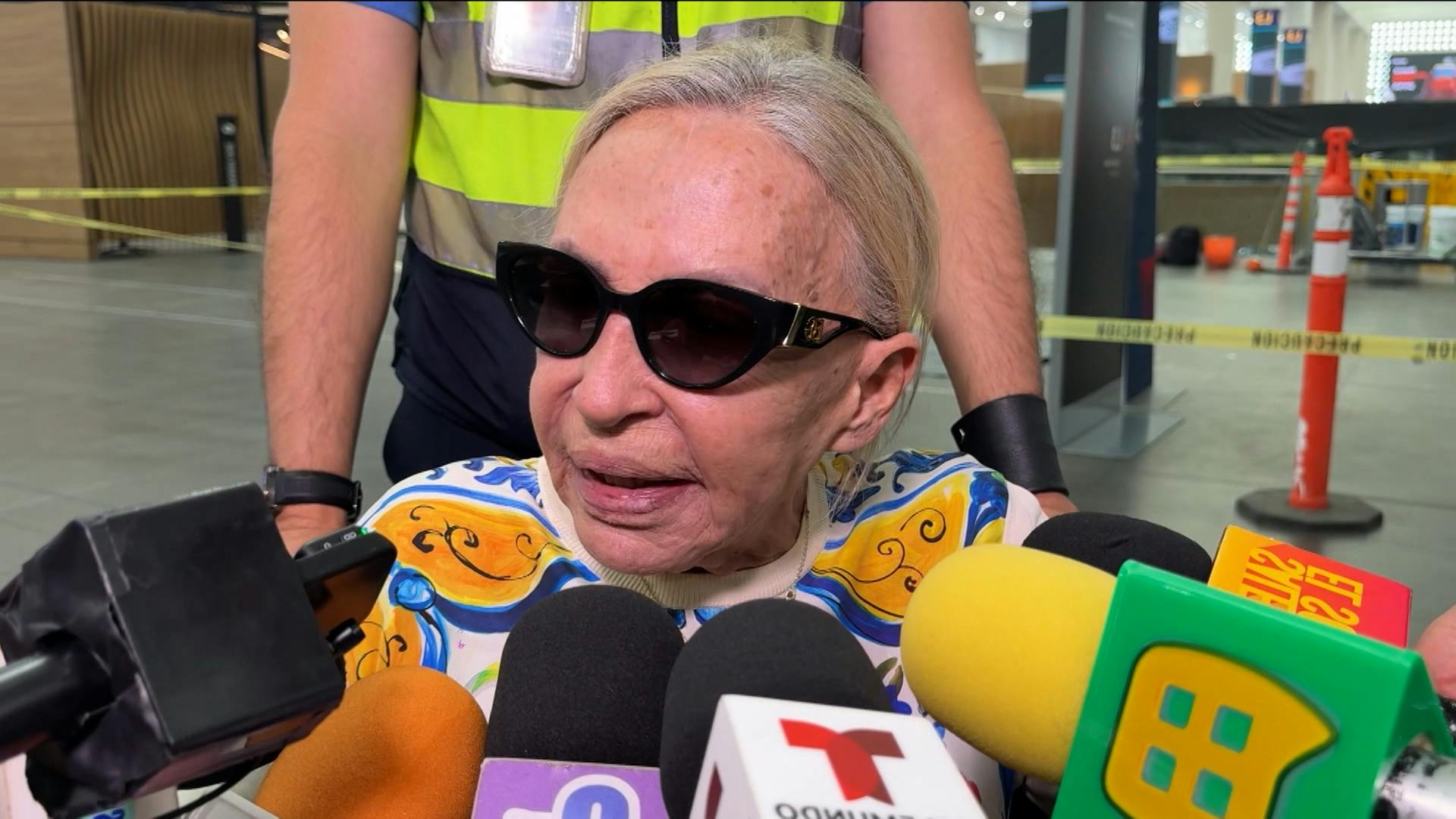 "¡Me entró la ‘chiriptufia’!”, Laura Bozzo explota ante los reporteros en el Aeropuerto de la CDMX