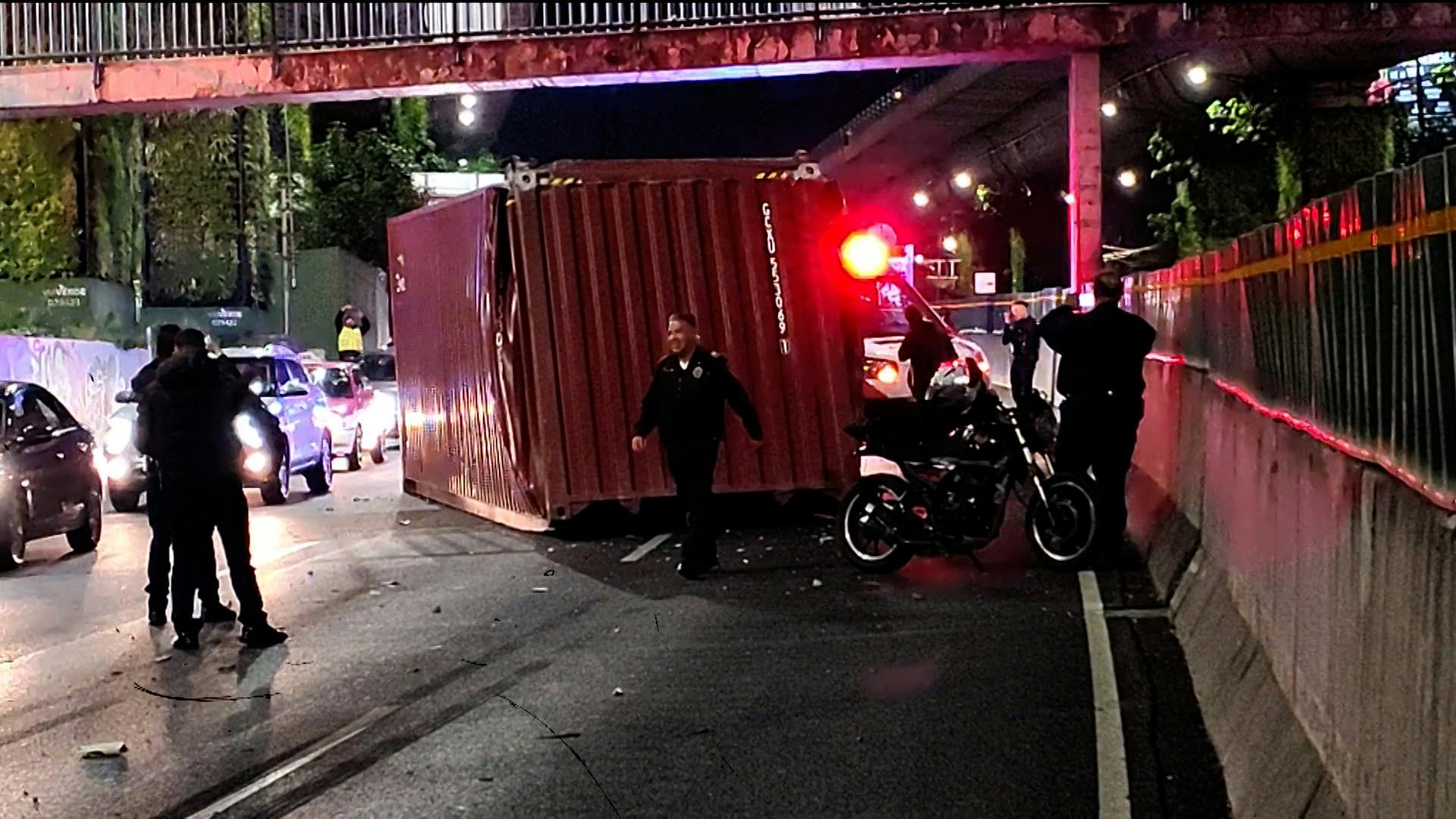 Chofer de un tráiler tira caja de carga en Periférico Poniente