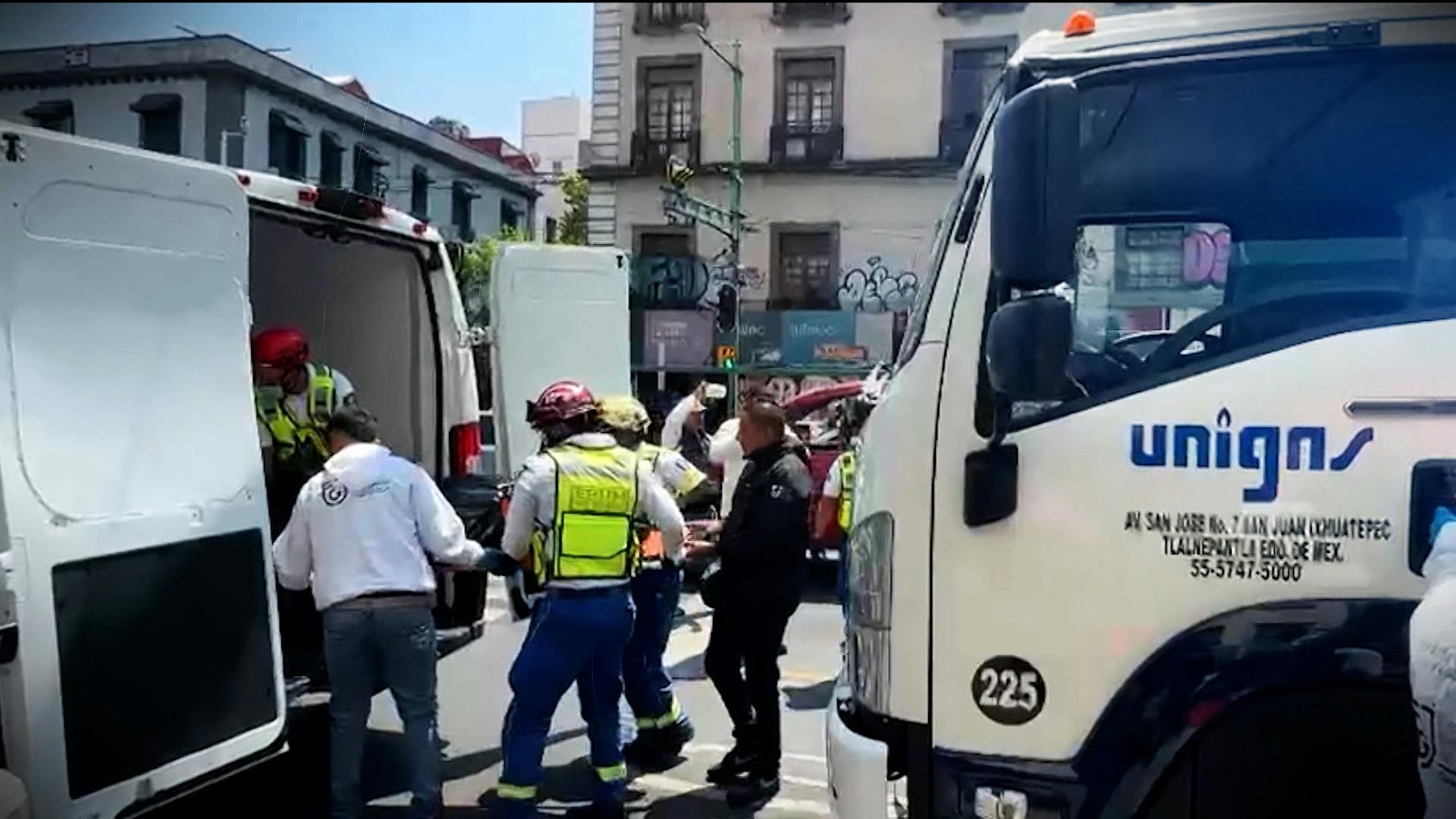 Hombre de 56 años muere en Eje Central de CDMX; era copiloto de una pipa de gas