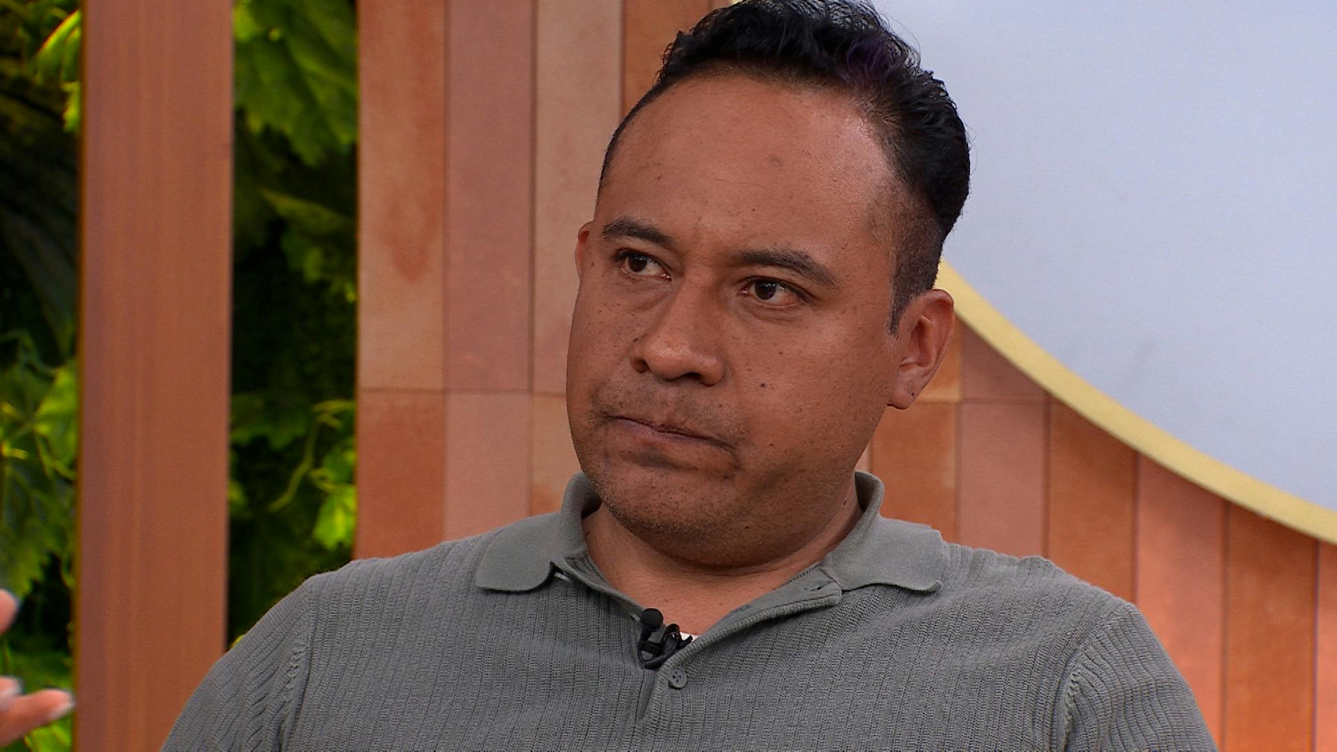 ¡Es un zángano! La mamá y la expareja de Ángel lo tunden por vicioso y desobligado