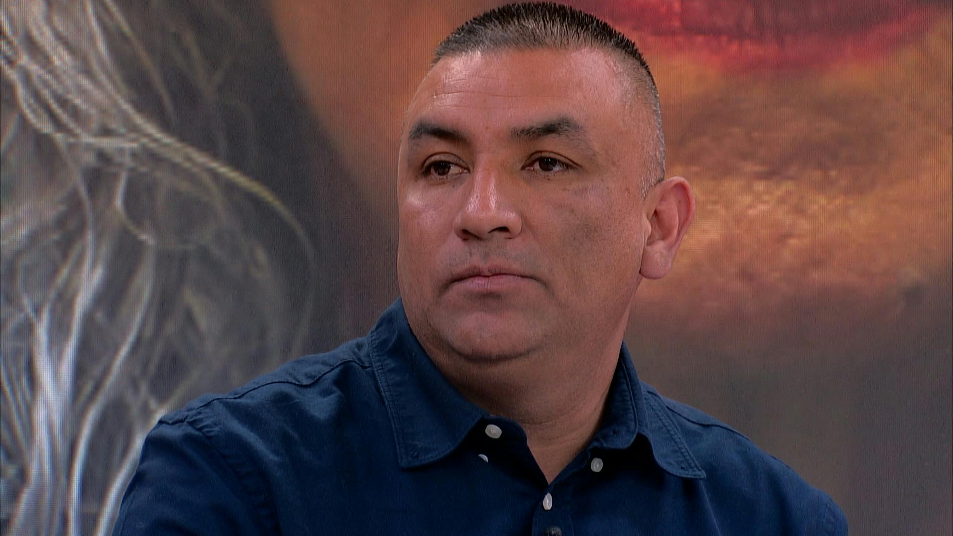 ¡Que se haga hombrecito! Alberto obliga a su hijastro a que se meta con mujeres y a que beba alcohol