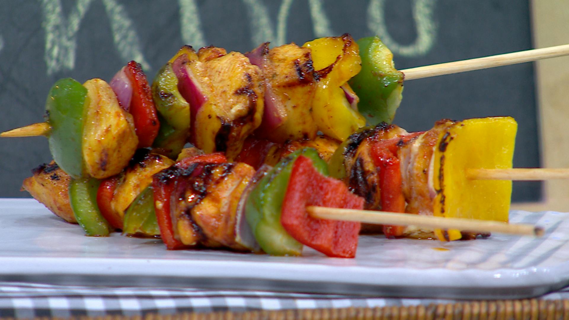 Receta fácil y económica para la semana: Brochetas de pollo adobado