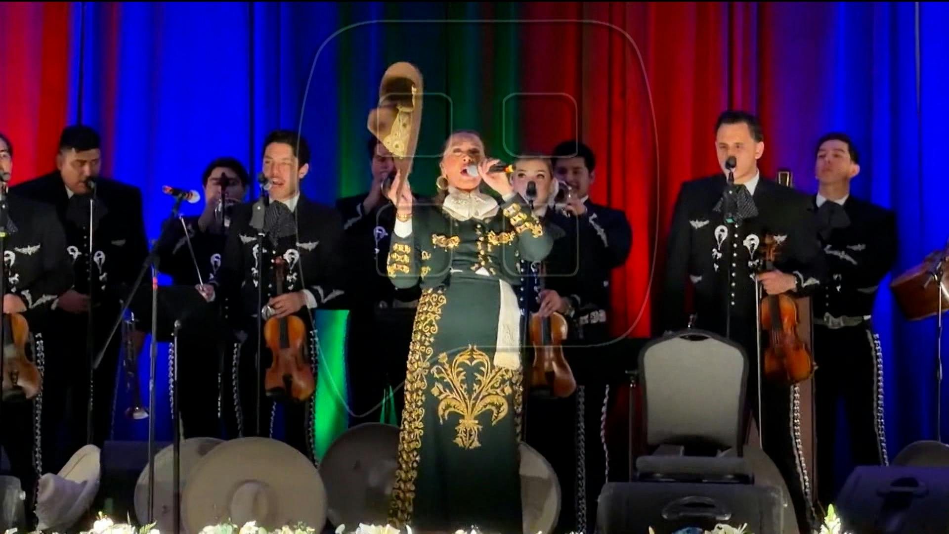 Aída Cuevas ingresa al salón de la Fama del Mariachi en Texas