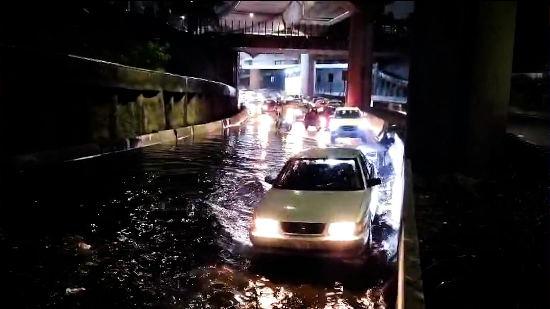 Inundaciones dejan atrapados a peatones y automovilistas en la CDMX 