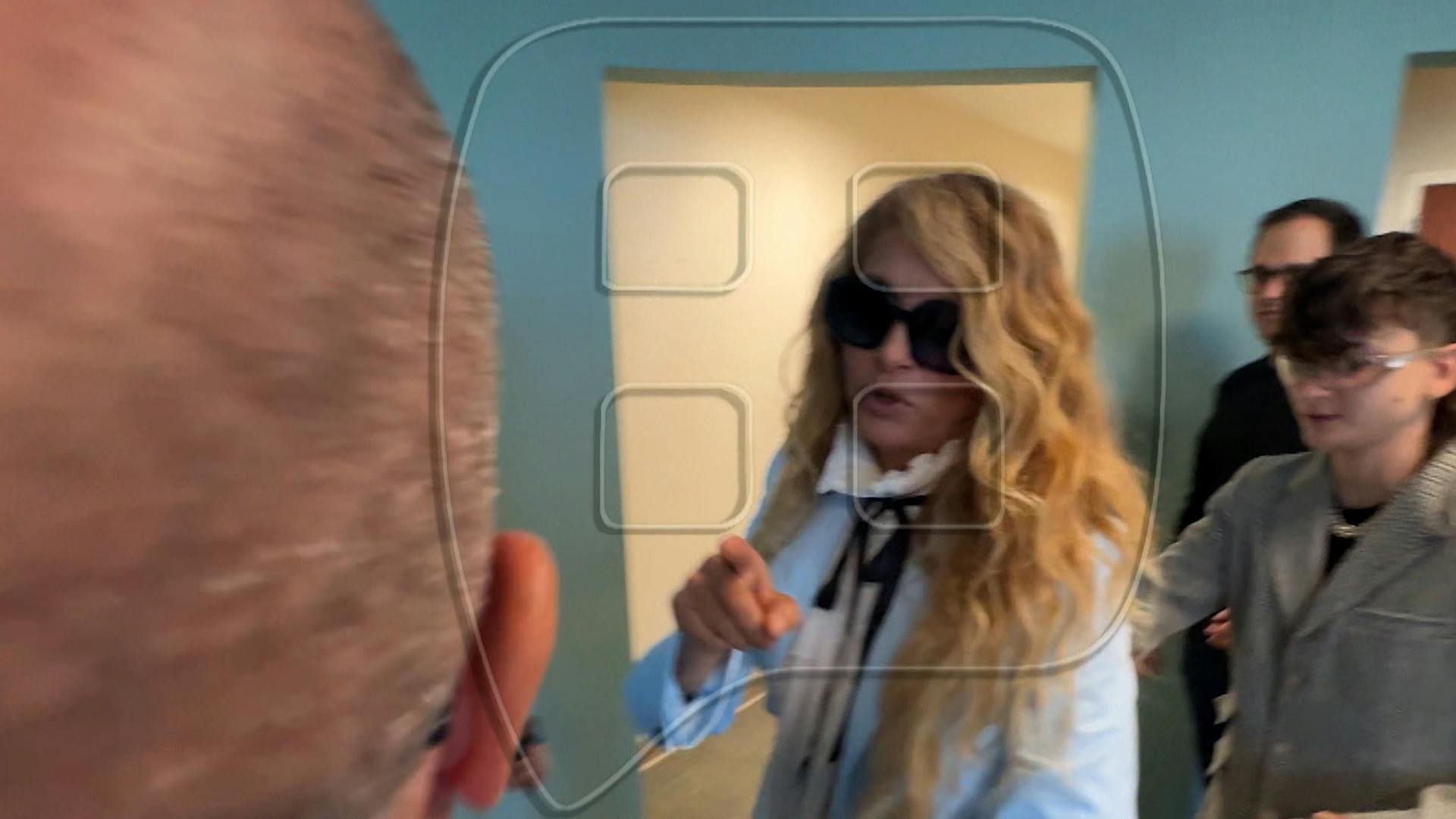 “¡Pórtate bien conmigo!”; Paulina Rubio arremete contra la prensa y avienta las cámaras de los reporteros