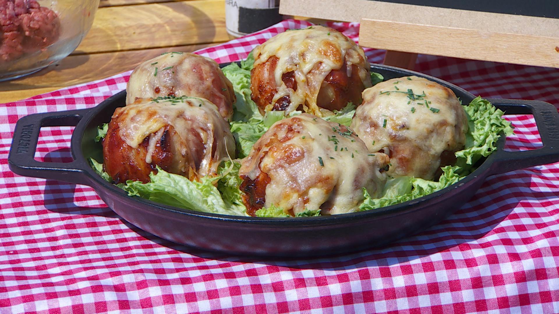 ¡Consiente a mamá con estos platillos a la parrilla! Aprende a preparar burritos de birria y cebollas rellenas