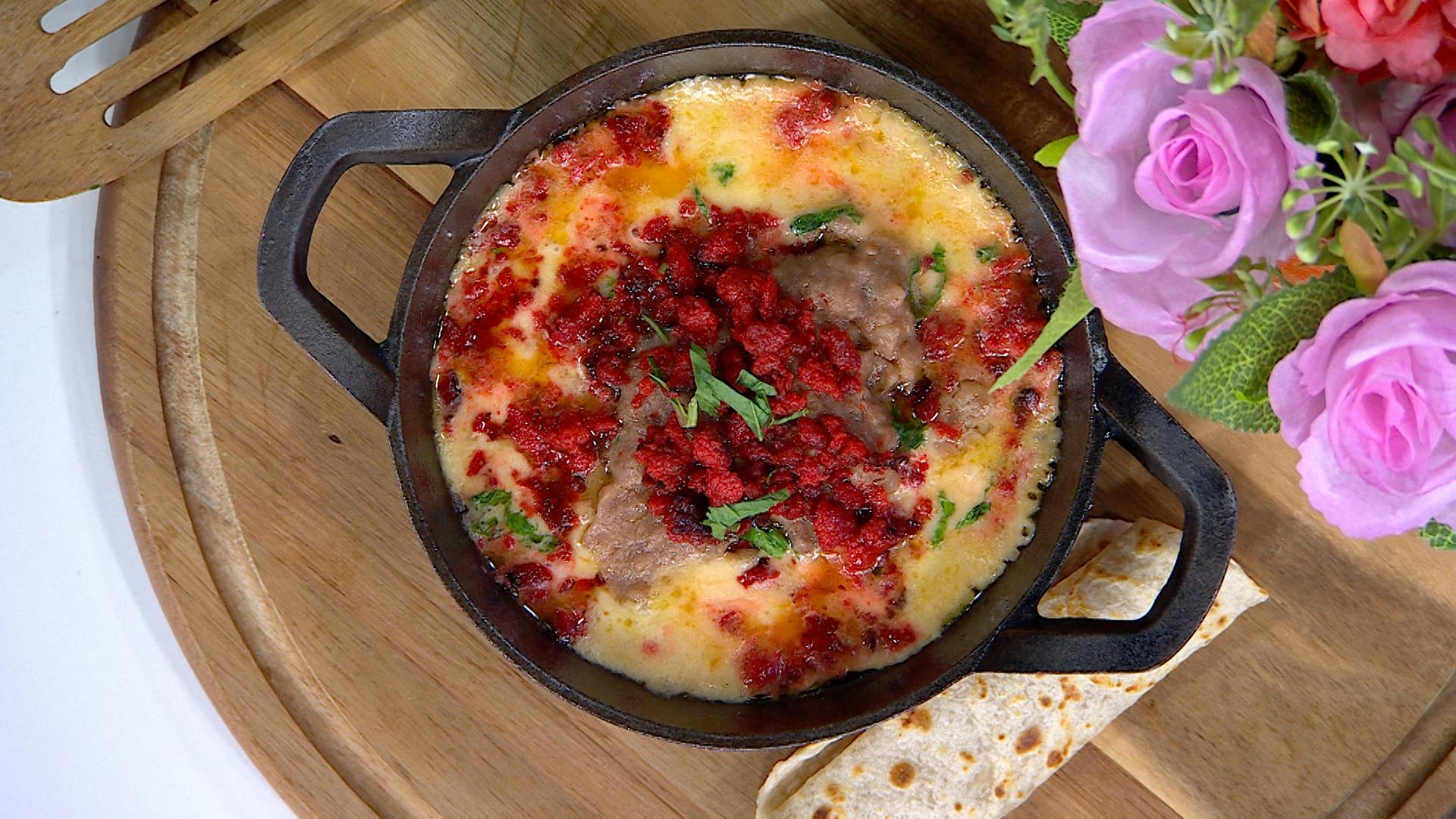 ¡Prepárate para la fiesta futbolera! Aprende a preparar choriqueso con frijoles puercos: ingredientes y receta paso a paso